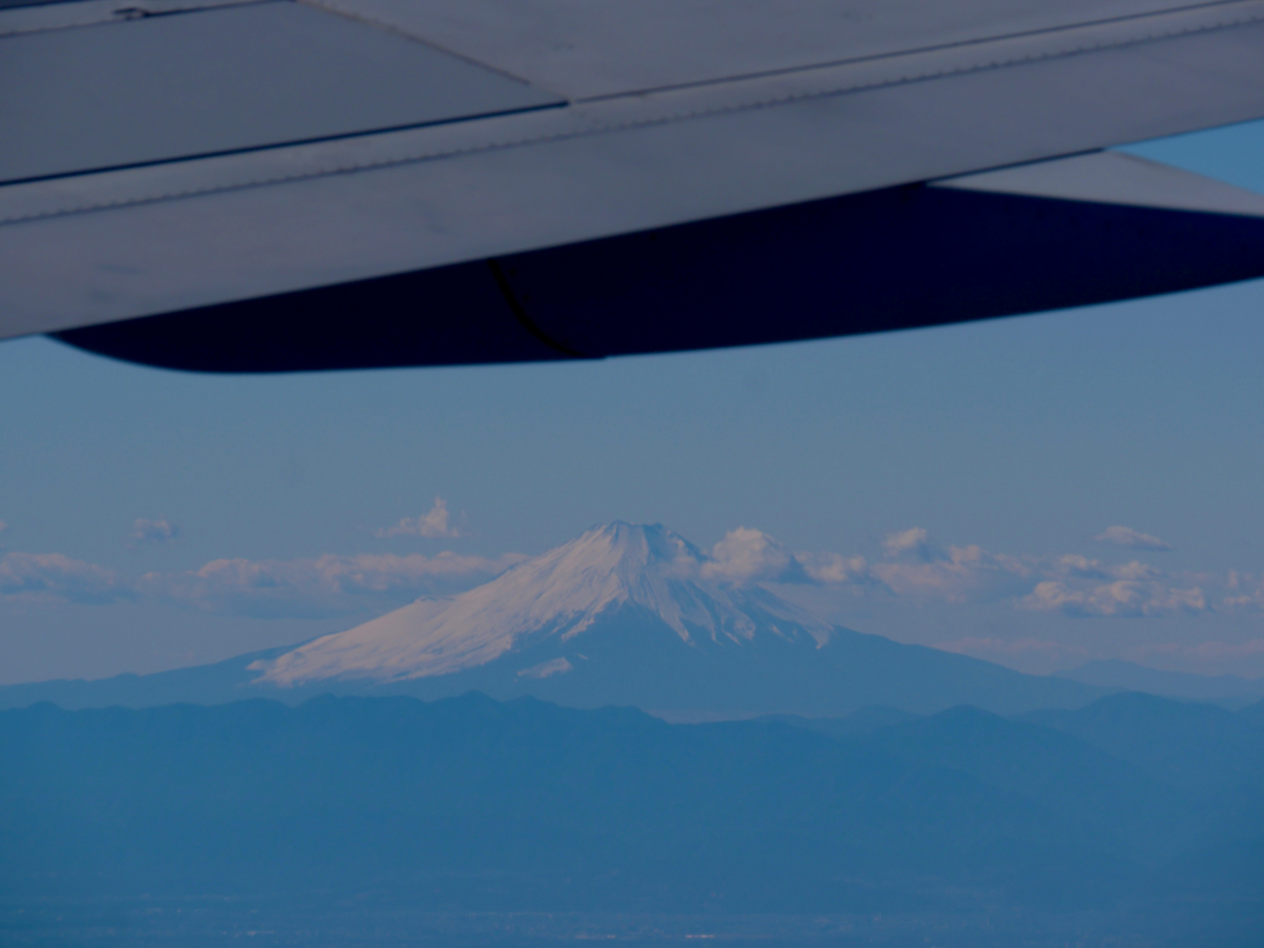 飛行機の窓から見える富士山
