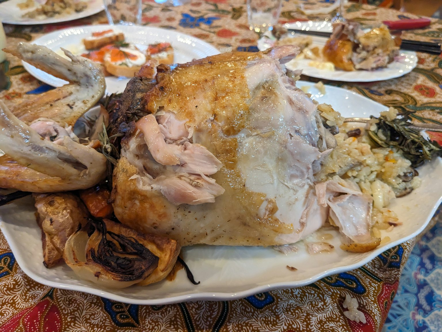 여러 요리가 있는 식탁 위의 조각낸 치킨 접시