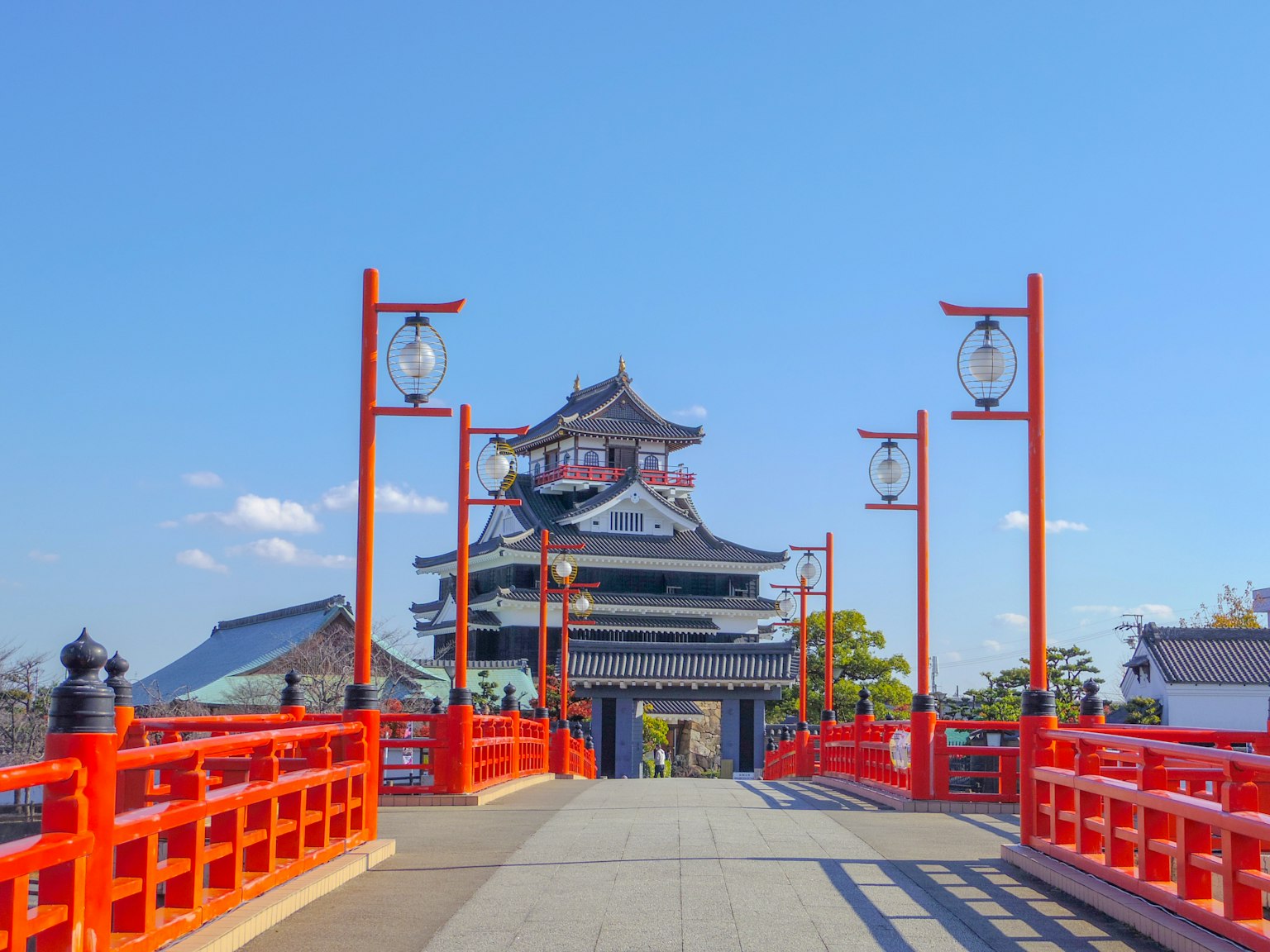 ทิวทัศน์ที่สวยงามของปราสาทผ่านสะพานสีแดง