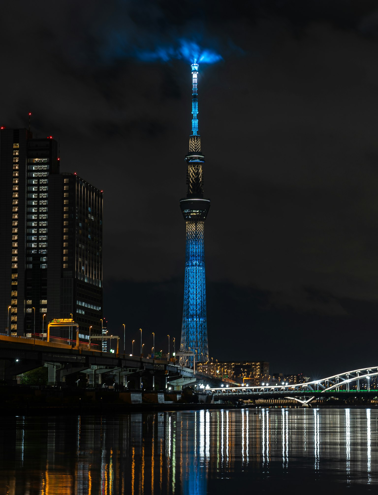 东京晴空塔在夜空中发出蓝色光芒