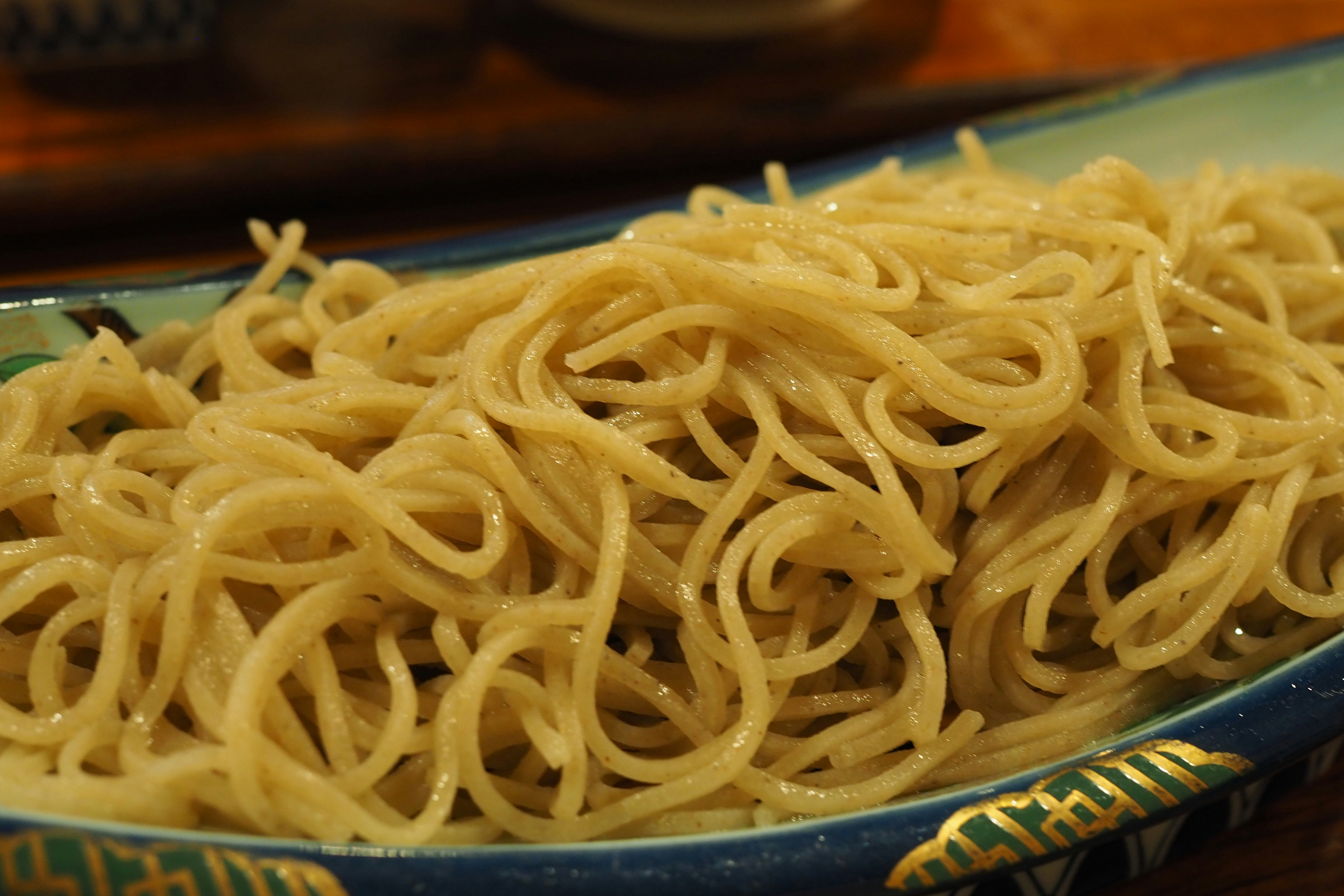 皿に盛られた細いパスタのアップ