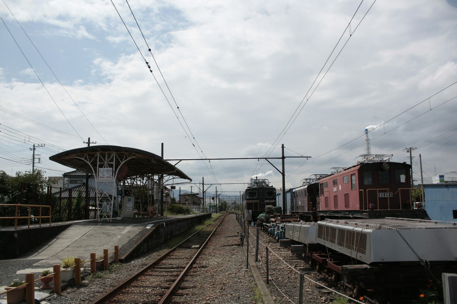 Pemandangan rel kereta api dengan stasiun dan kereta vintage