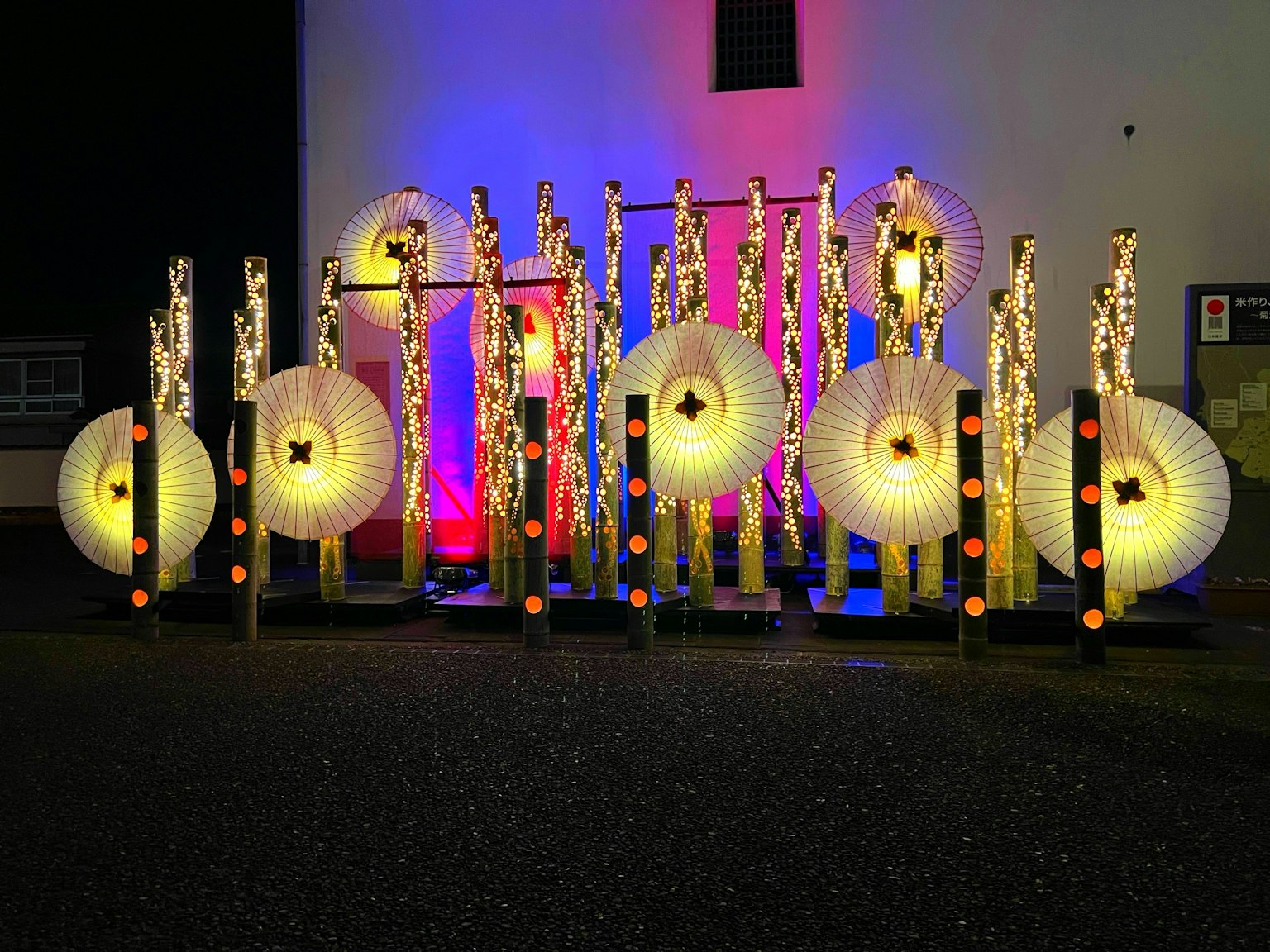 Grandes lanternes illuminées et décorations en bois disposées en couleurs vives