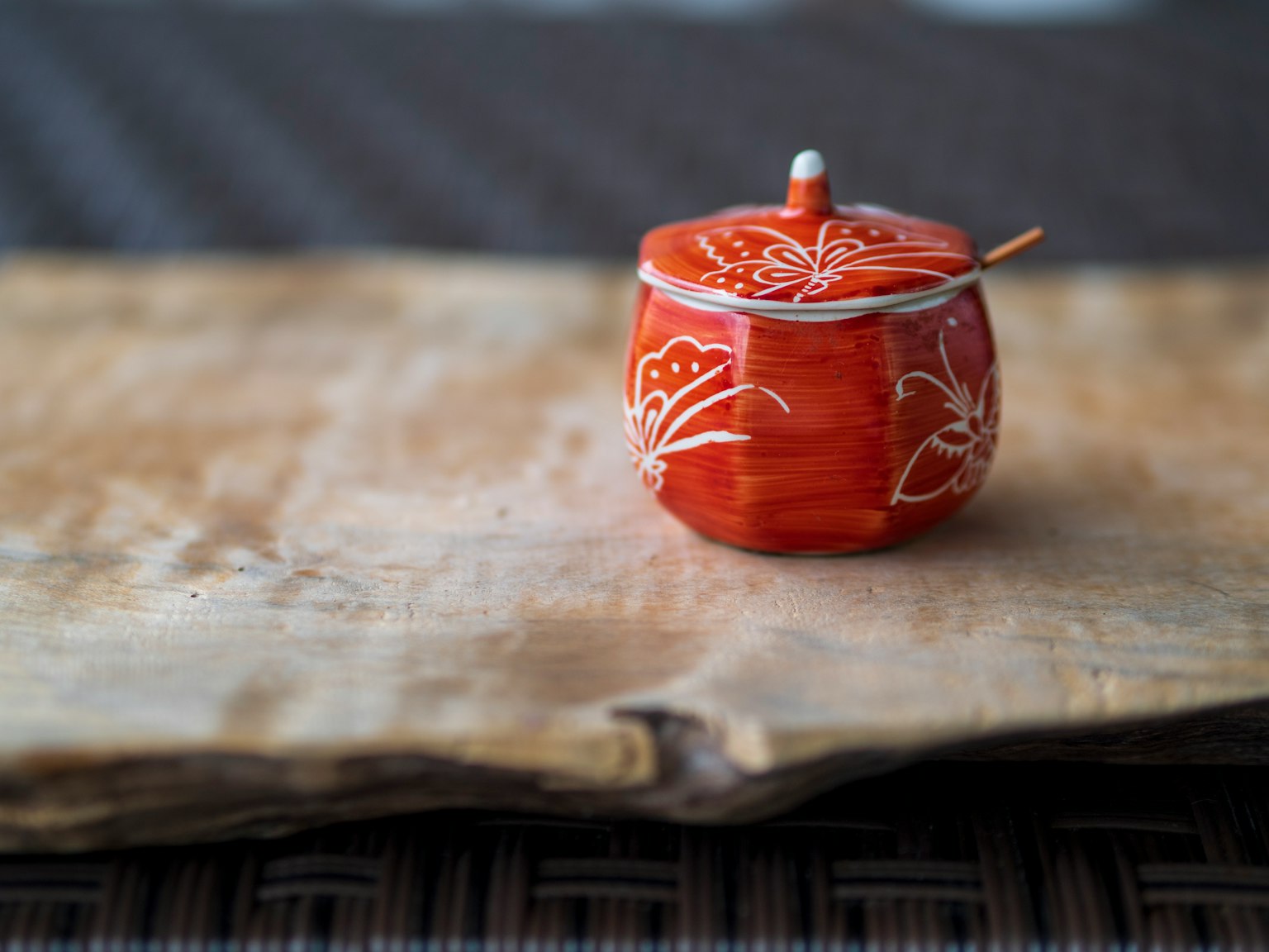 Contenitore in ceramica rossa con motivi floreali