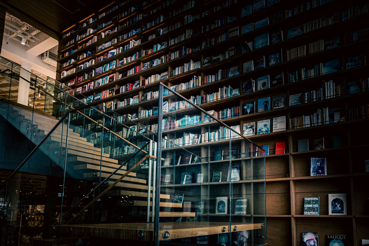 현대적인 도서관 내부와 계단 및 서가