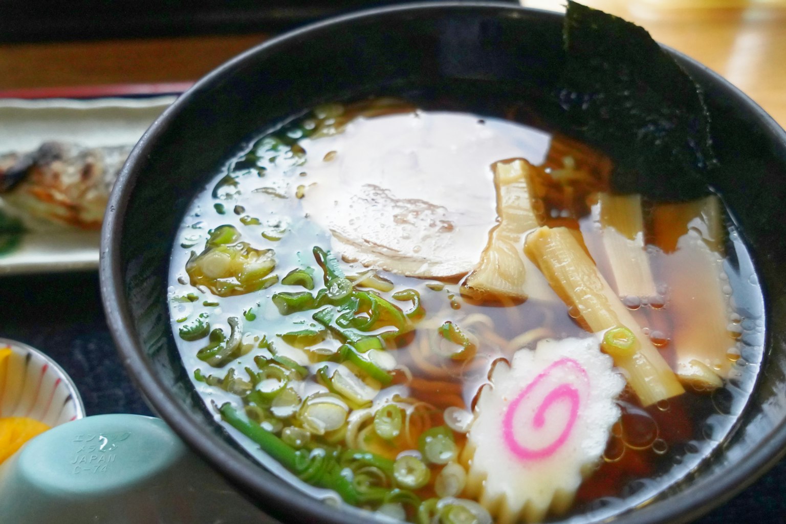 拉面碗，汤和配料可见