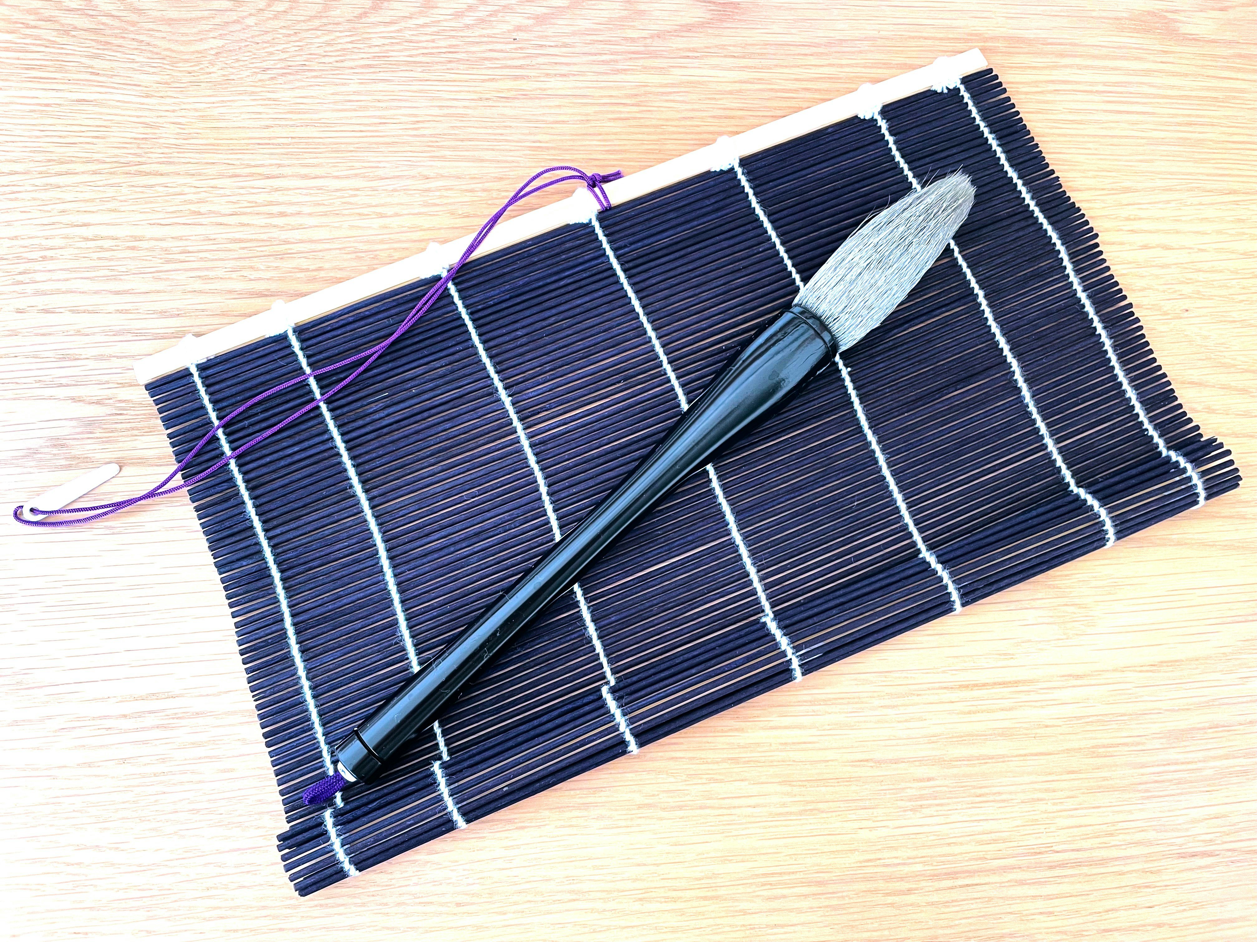 太筆と巻き簾のある和風書道用具のセット