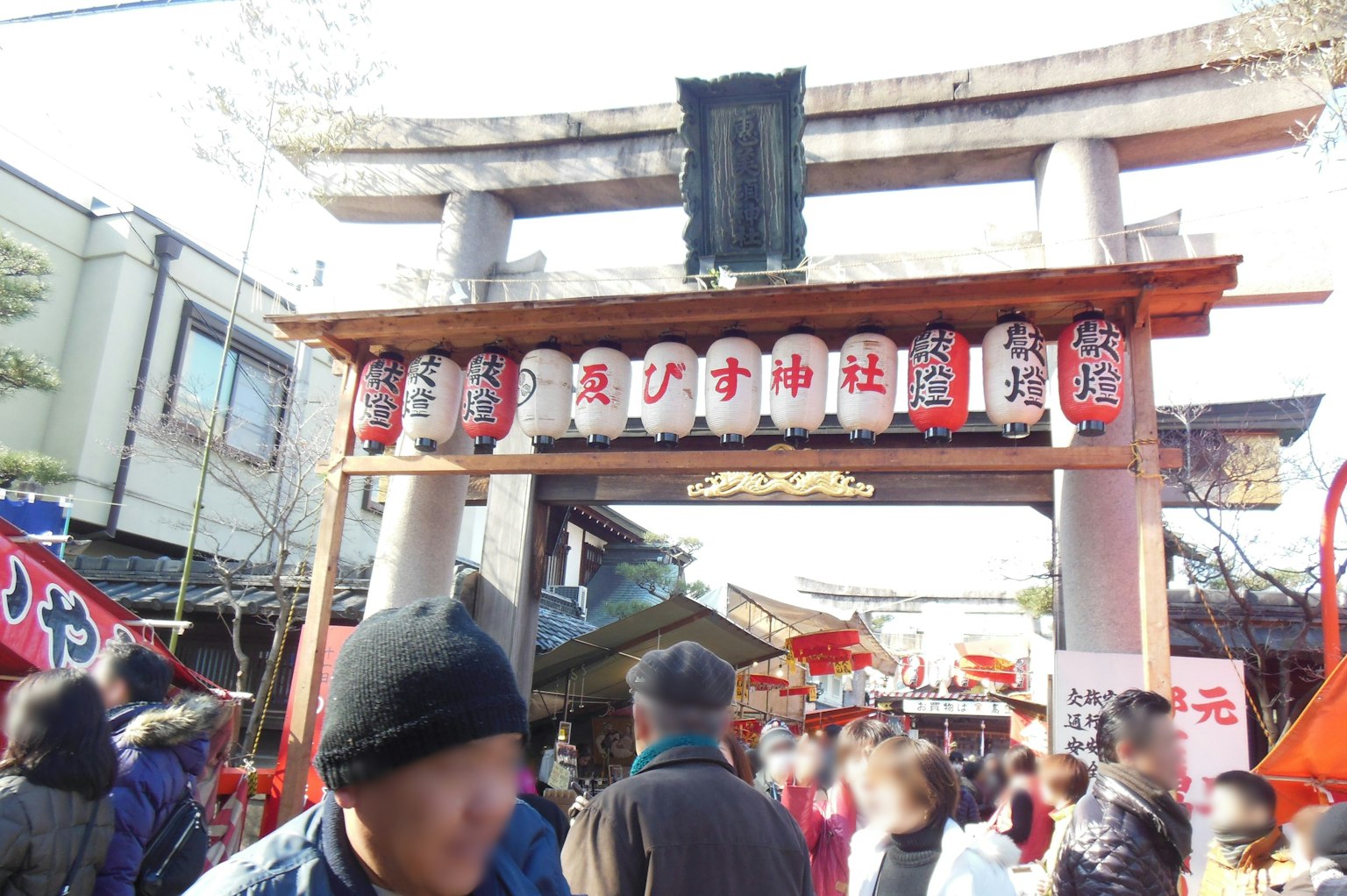 Scena festiva di un torii di santuario con lanterne e folle