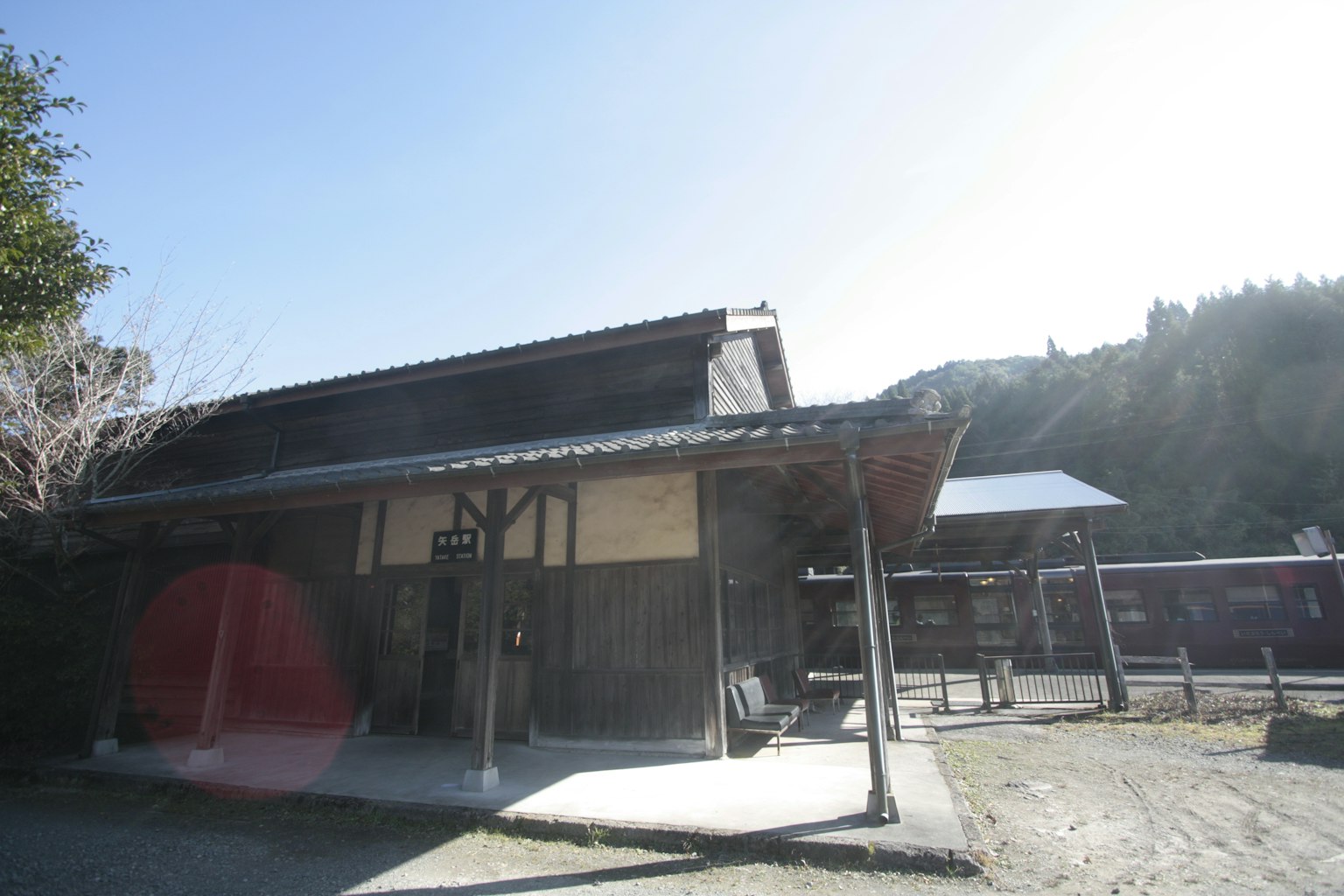 Maison en bois japonaise traditionnelle avec un paysage serein