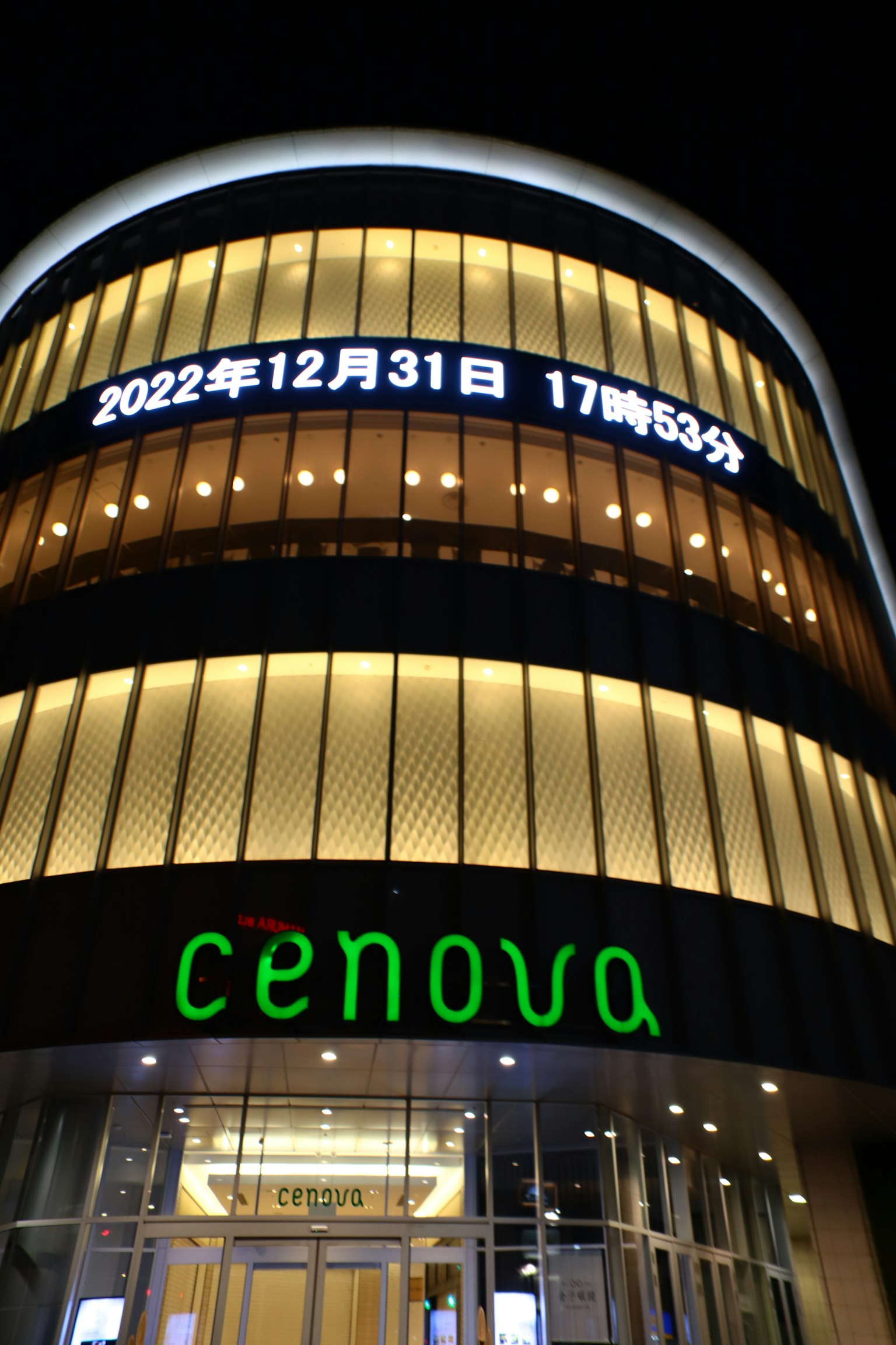 Vista notturna del palazzo cenova con l'indicazione del 31 dicembre 2022