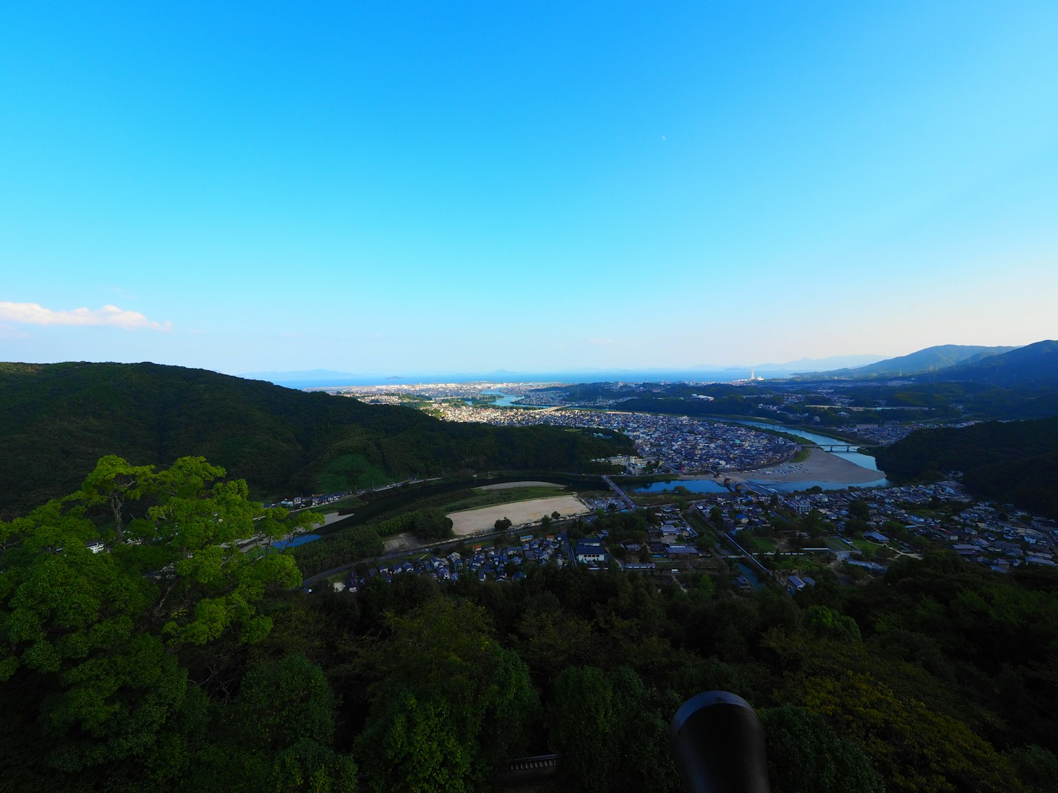 山景，藍天和流動的河流