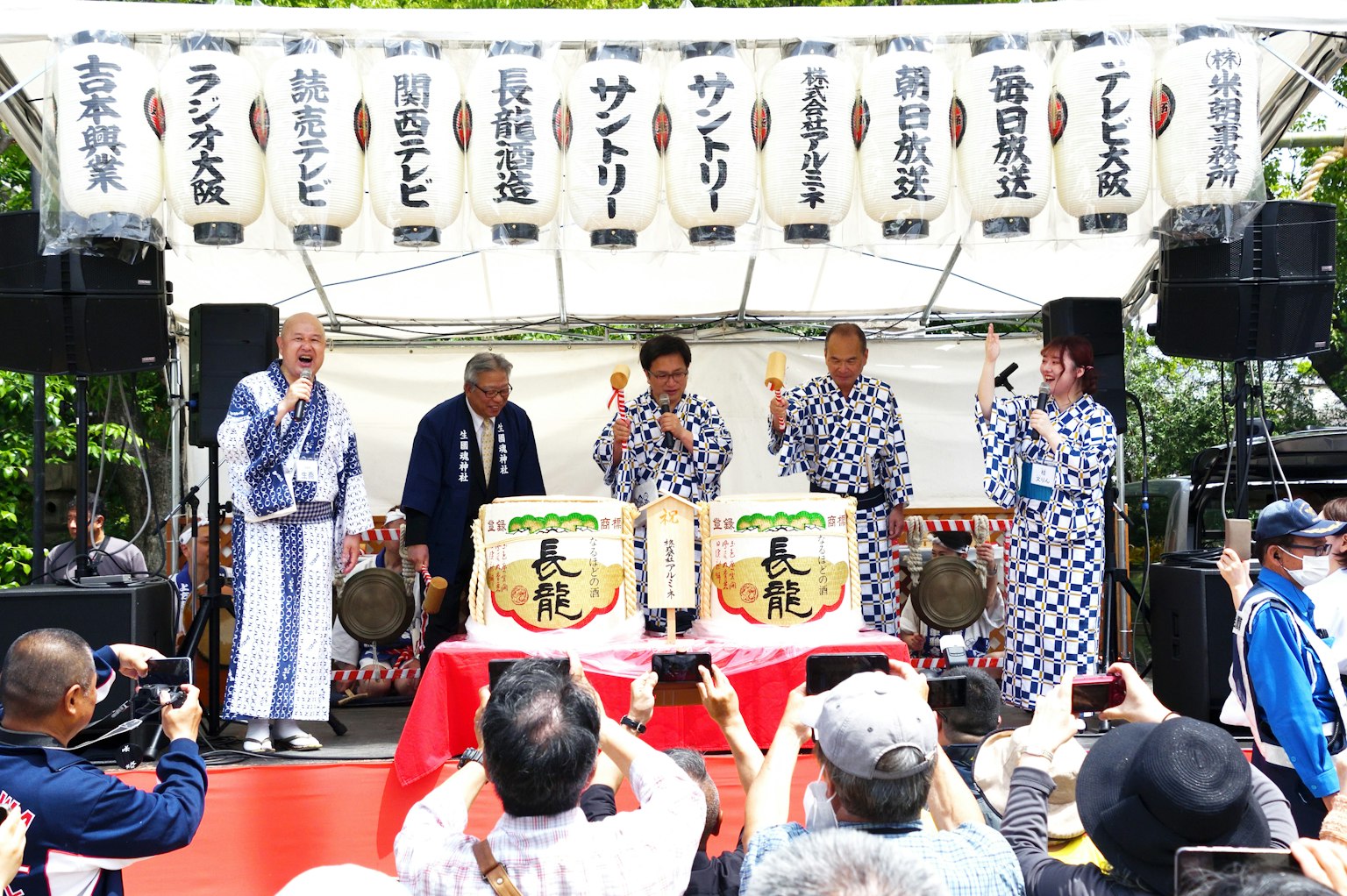Événement de festival avec des hommes en vêtements traditionnels jouant sur des tambours