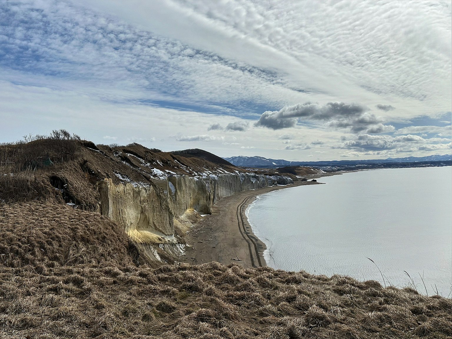 Malersicher Blick auf eine Küste mit Klippen und ruhiger See