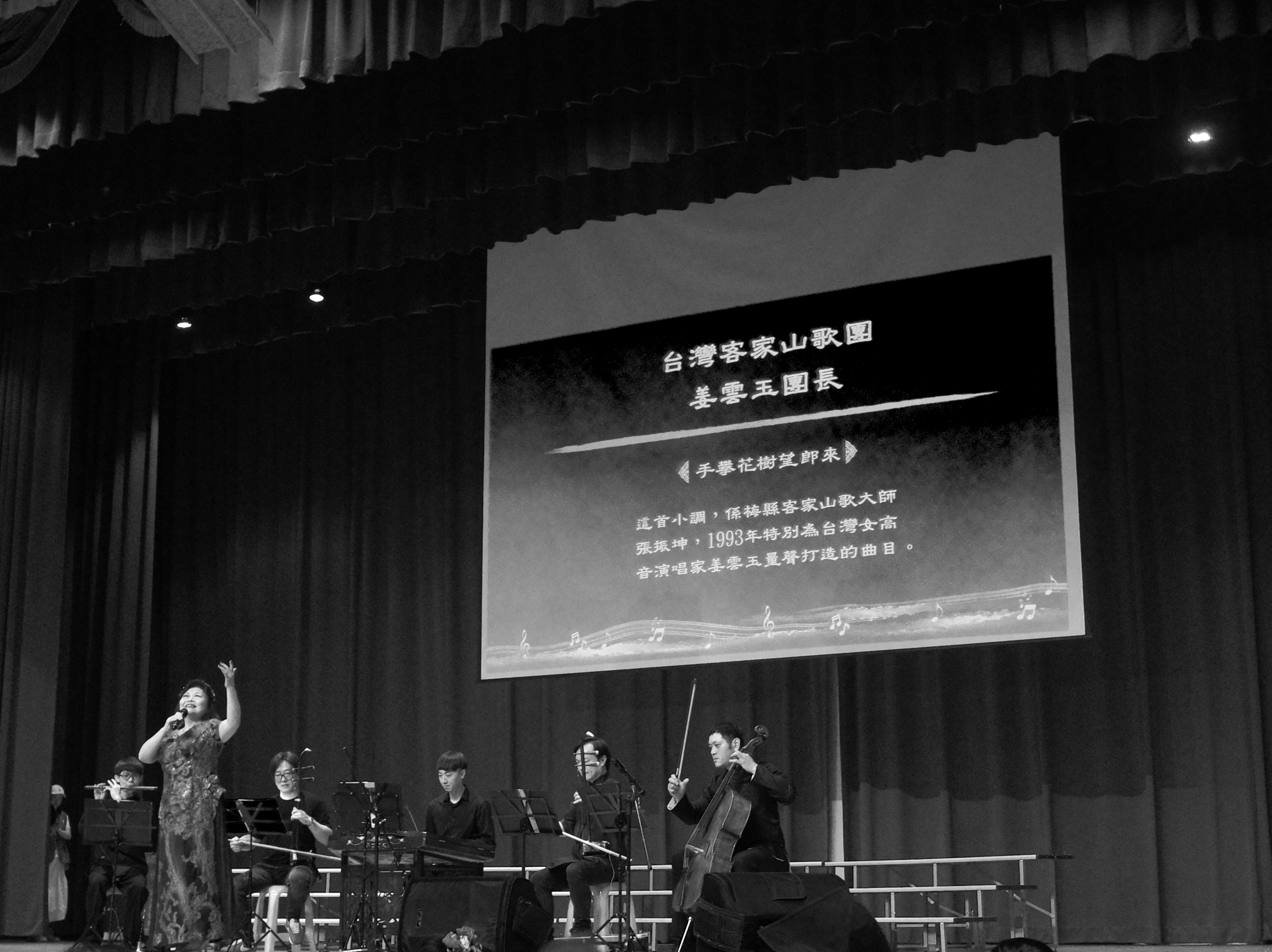 台湾のステージで演奏するバンドの様子