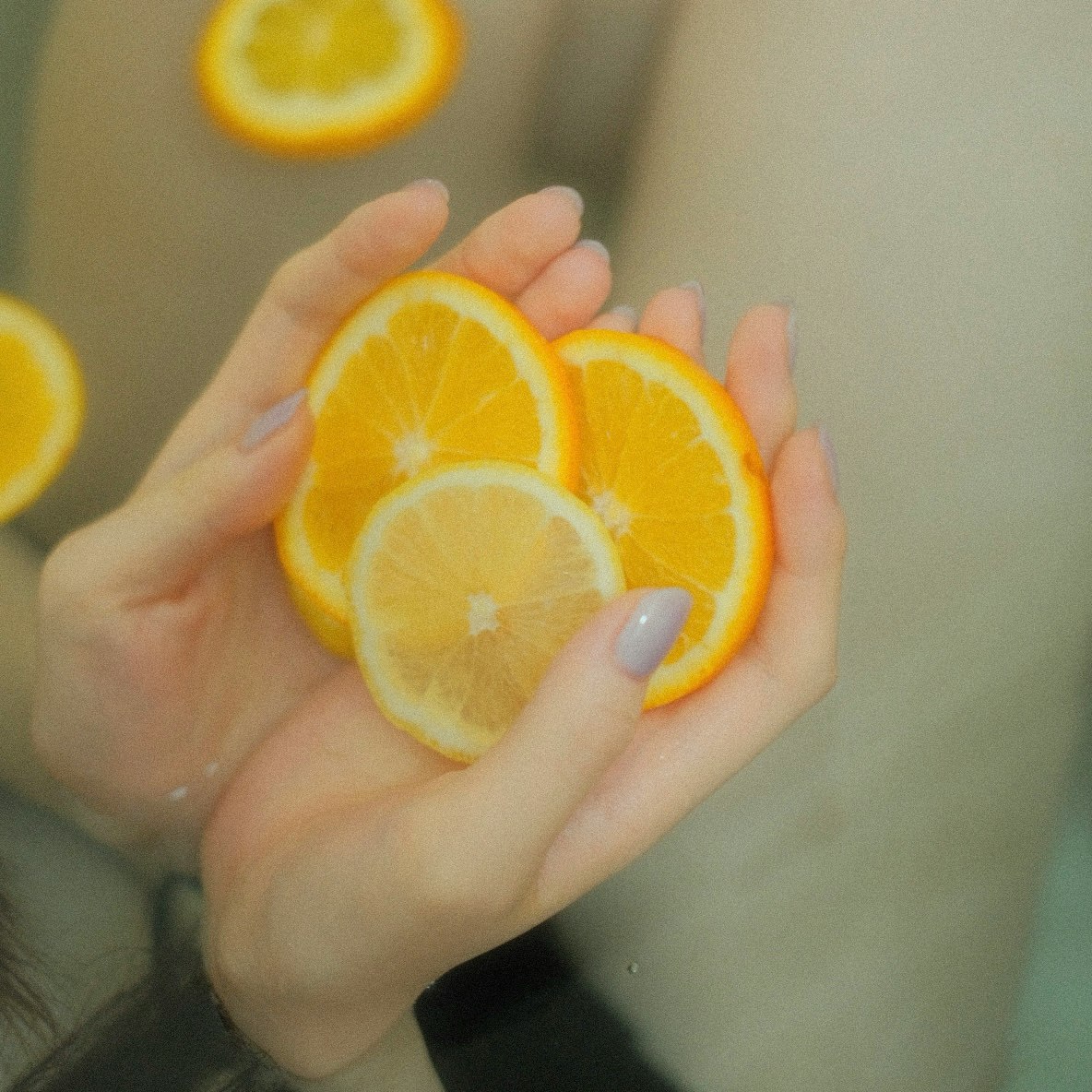 irisan jeruk dan lemon di tangan