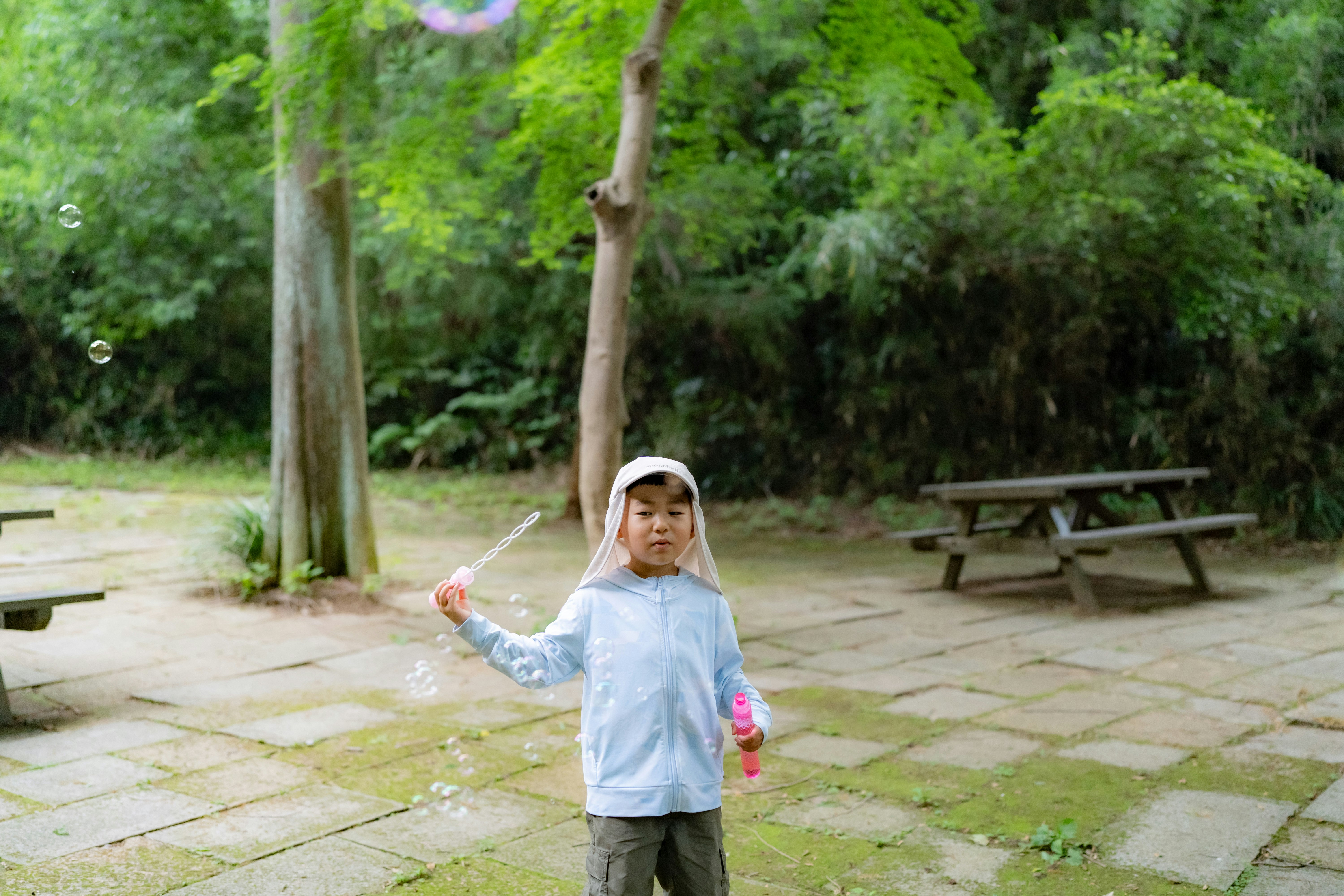 公園でシャボン玉をする子ども