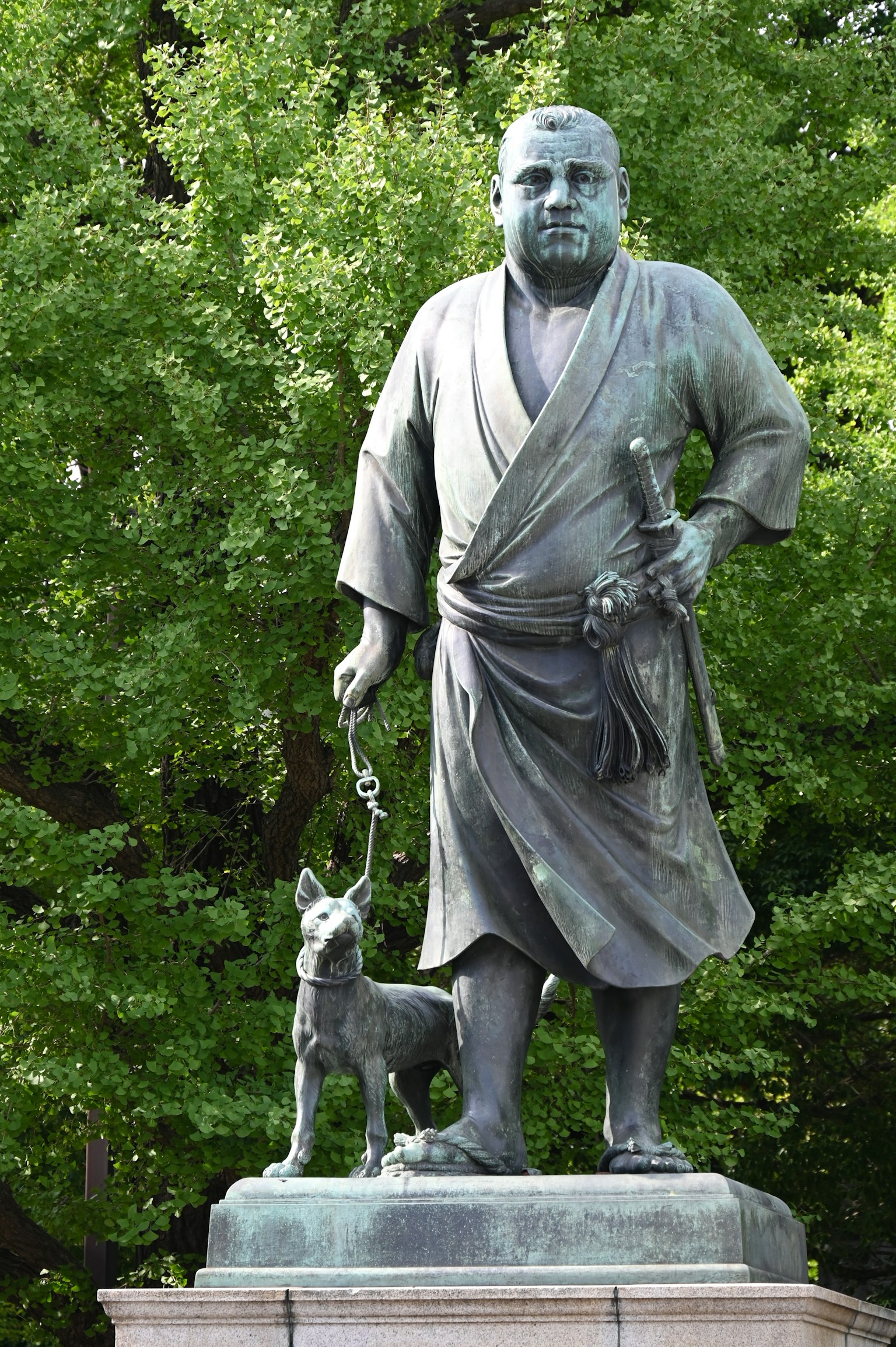 带着狗的男人青铜雕像绿色背景