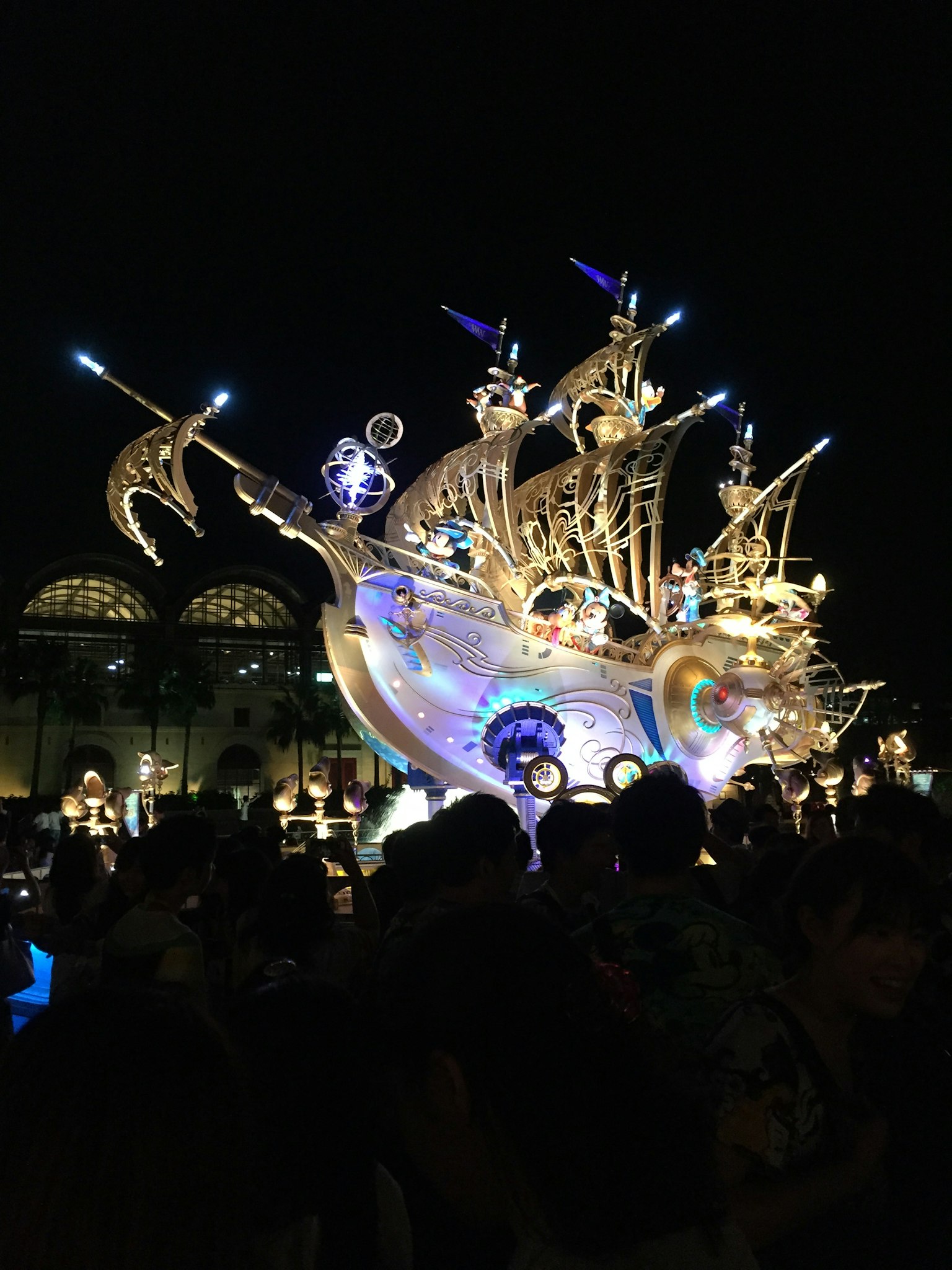 Float parade yang diterangi mirip kapal besar di malam hari