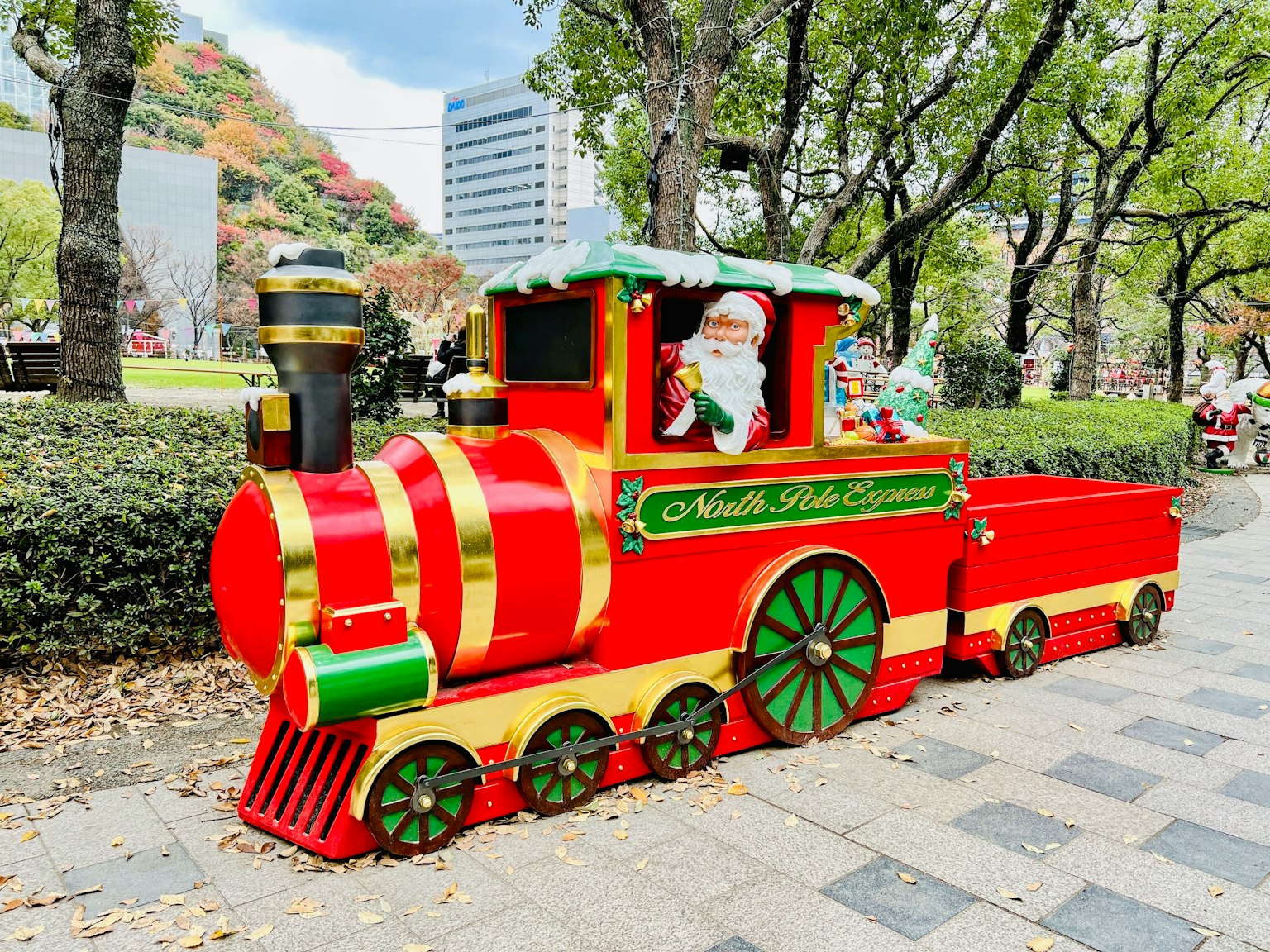 Tren navideño colorido con Santa Claus en un parque