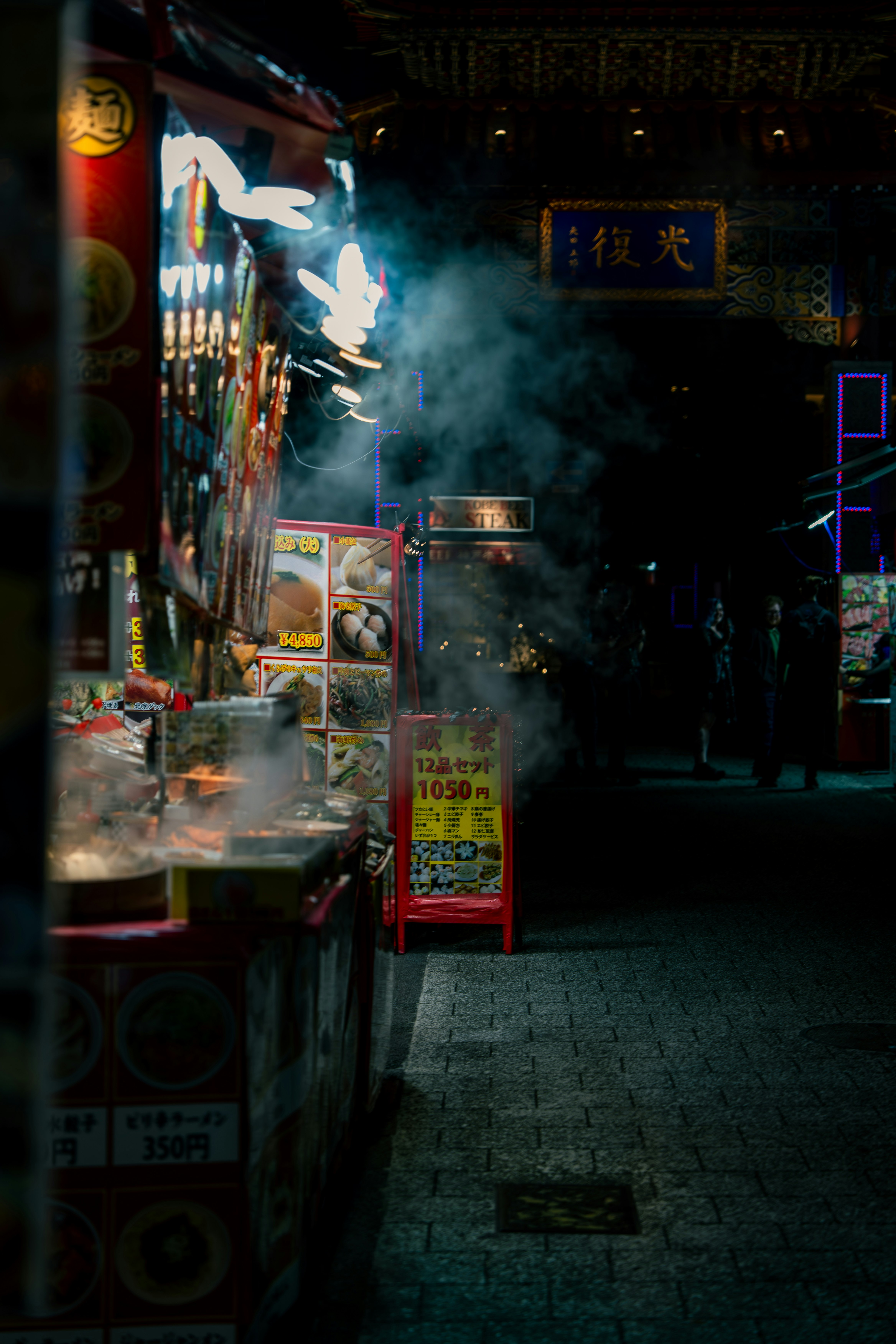 南京町の路地に並ぶ屋台と提灯のある夜景