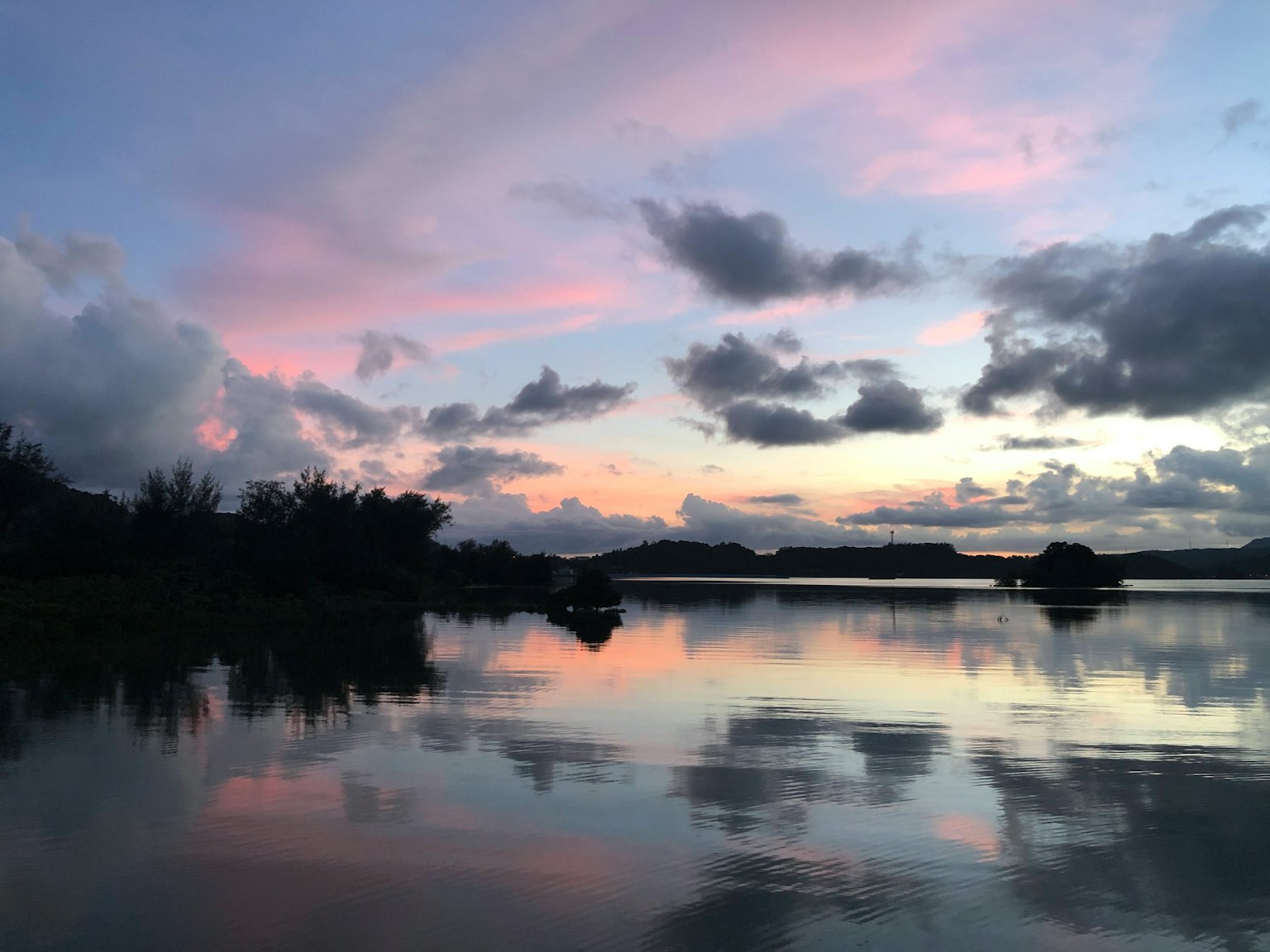 Vista serena de un lago que refleja un hermoso atardecer