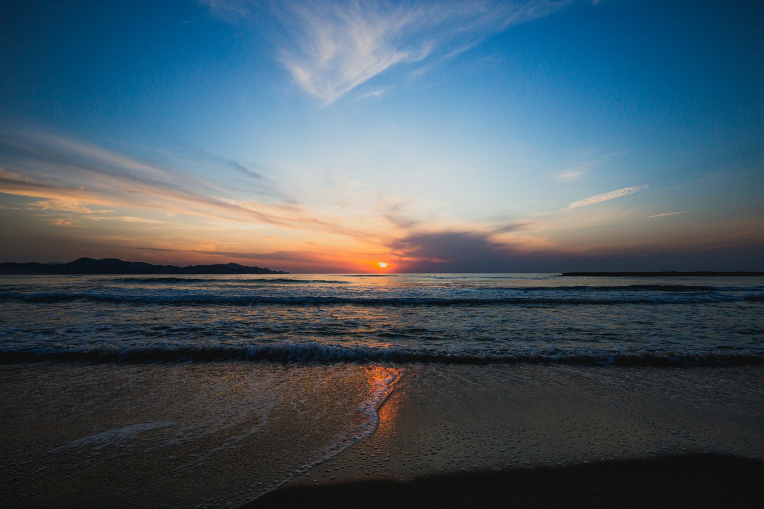 Bellissimo tramonto su un mare calmo con colori vivaci