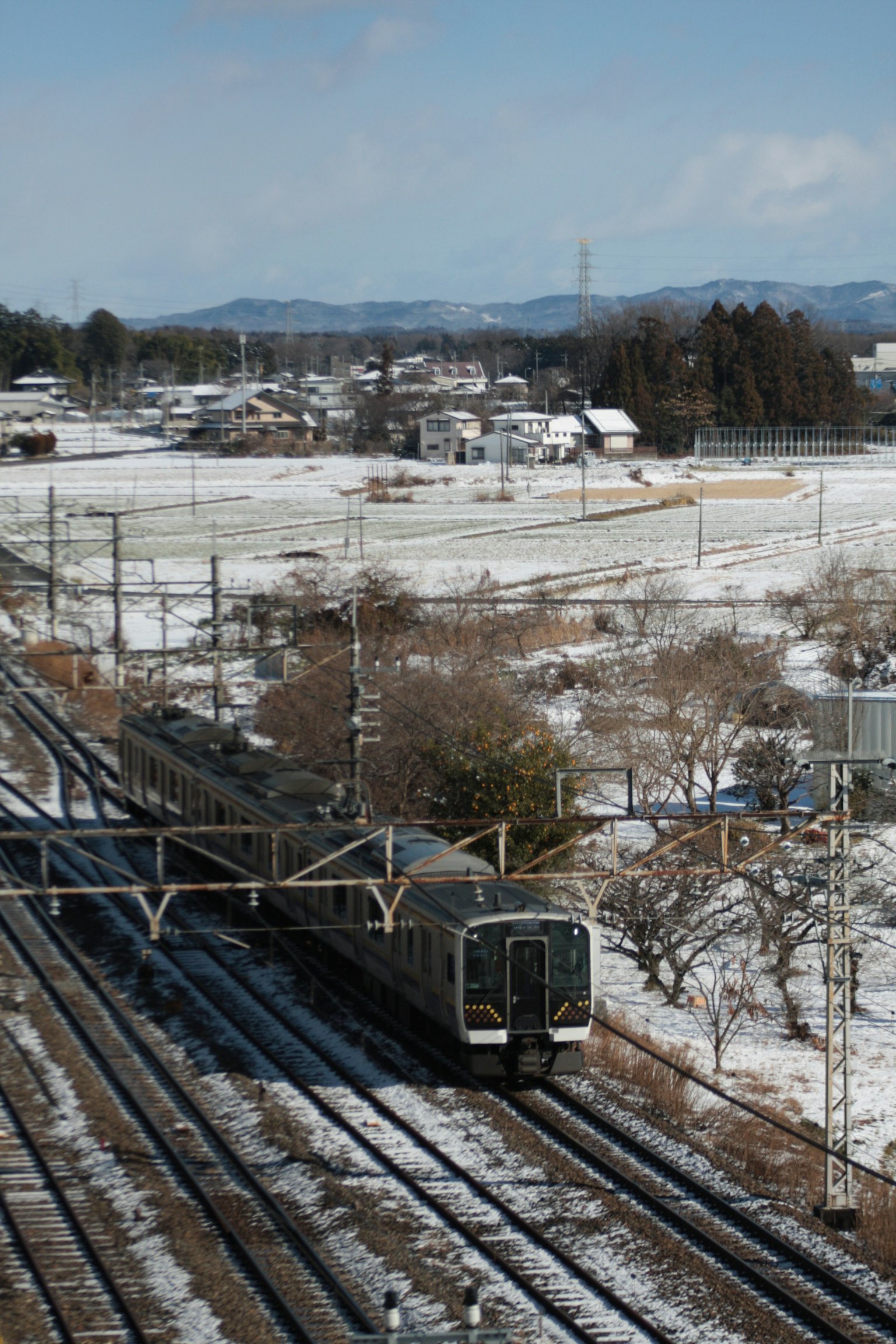 火车穿过雪景与铁路轨道