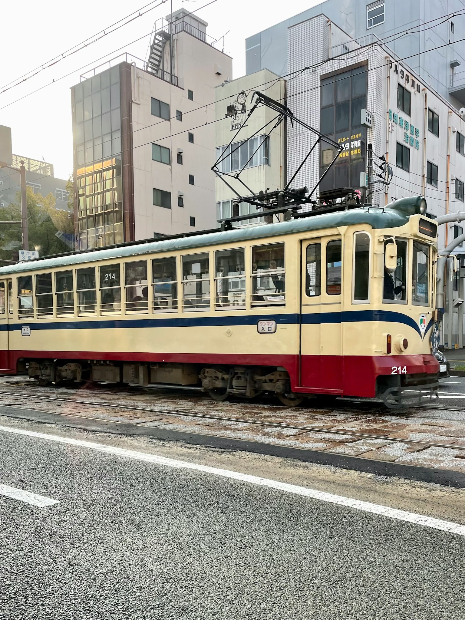 Tram vintage sur une rue de la ville