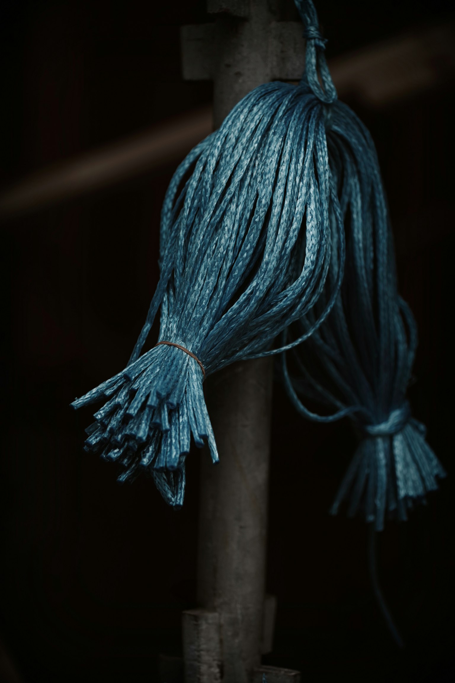Un manojo de cuerdas azules colgando