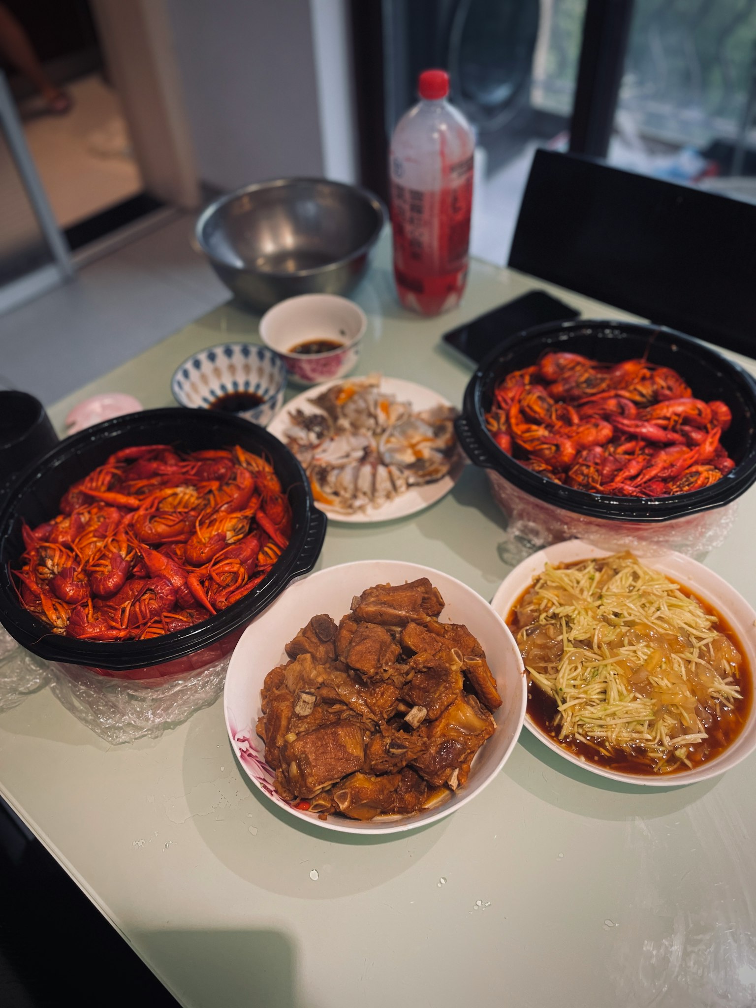 テーブルに並んだ色とりどりの料理と飲み物