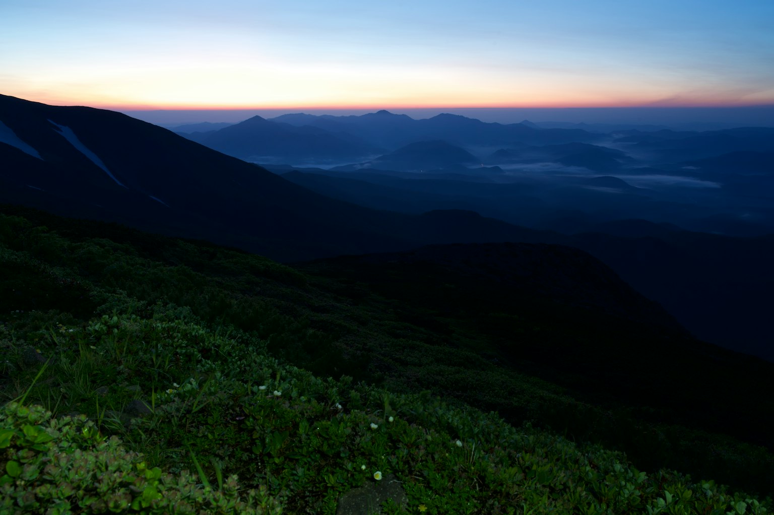 Pemandangan pegunungan dengan warna matahari terbit