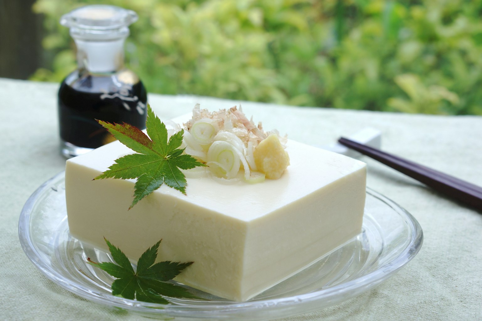 Đậu hũ tươi được trang trí với củ cải bào và lá trên đĩa