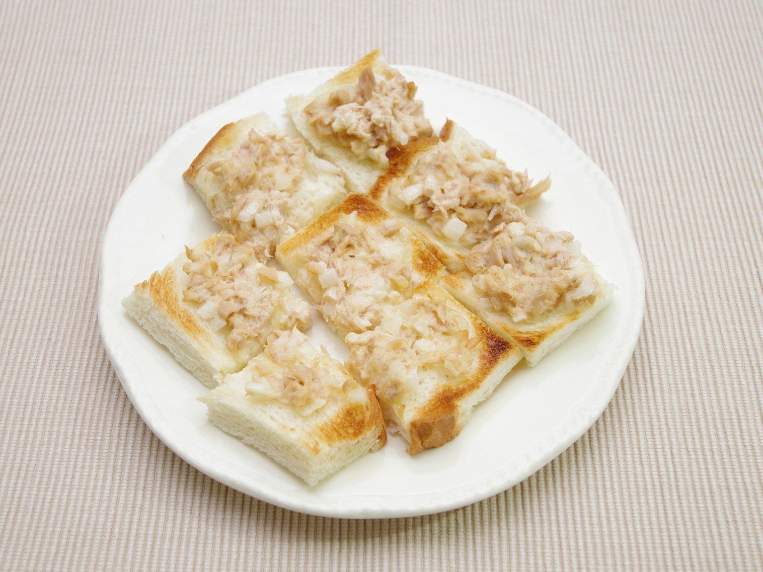 Toast mit fluffigen Zutaten auf einem weißen Teller serviert