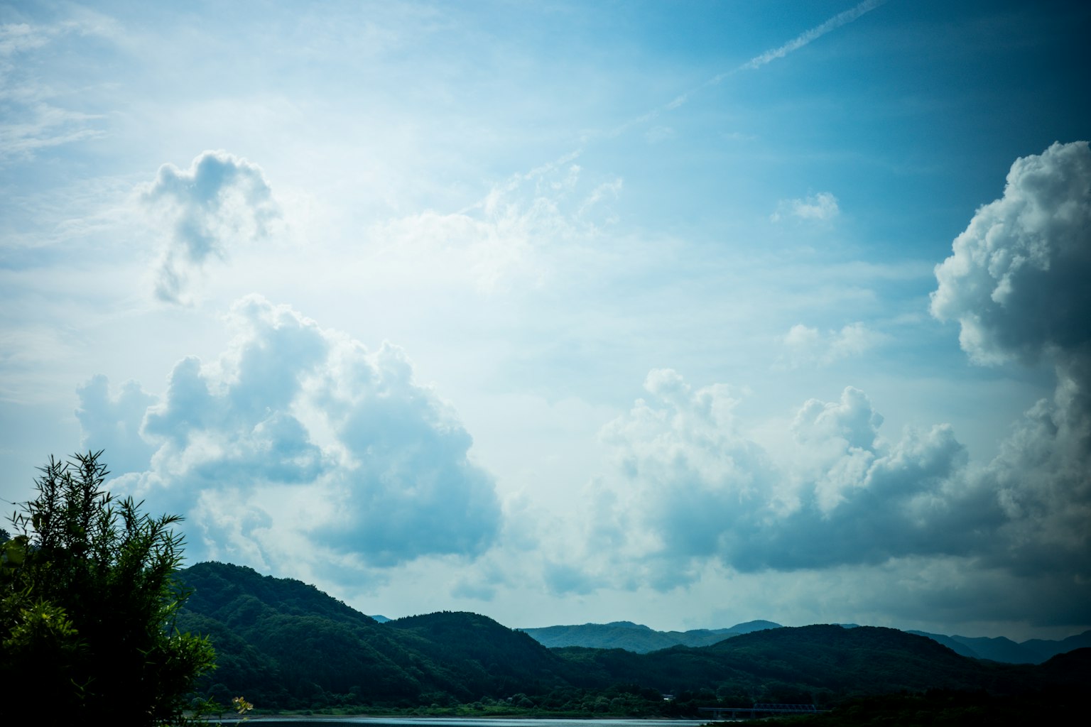 山景與藍天和白雲