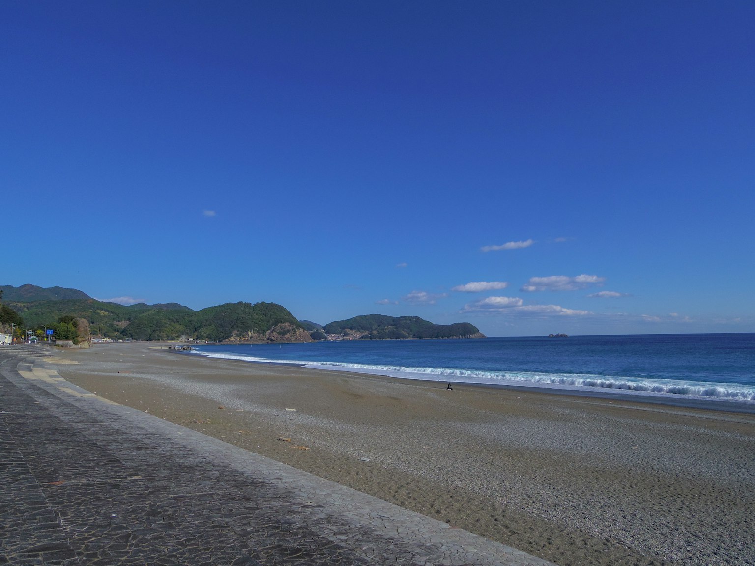 Vista panoramica della spiaggia con cielo blu e mare calmo