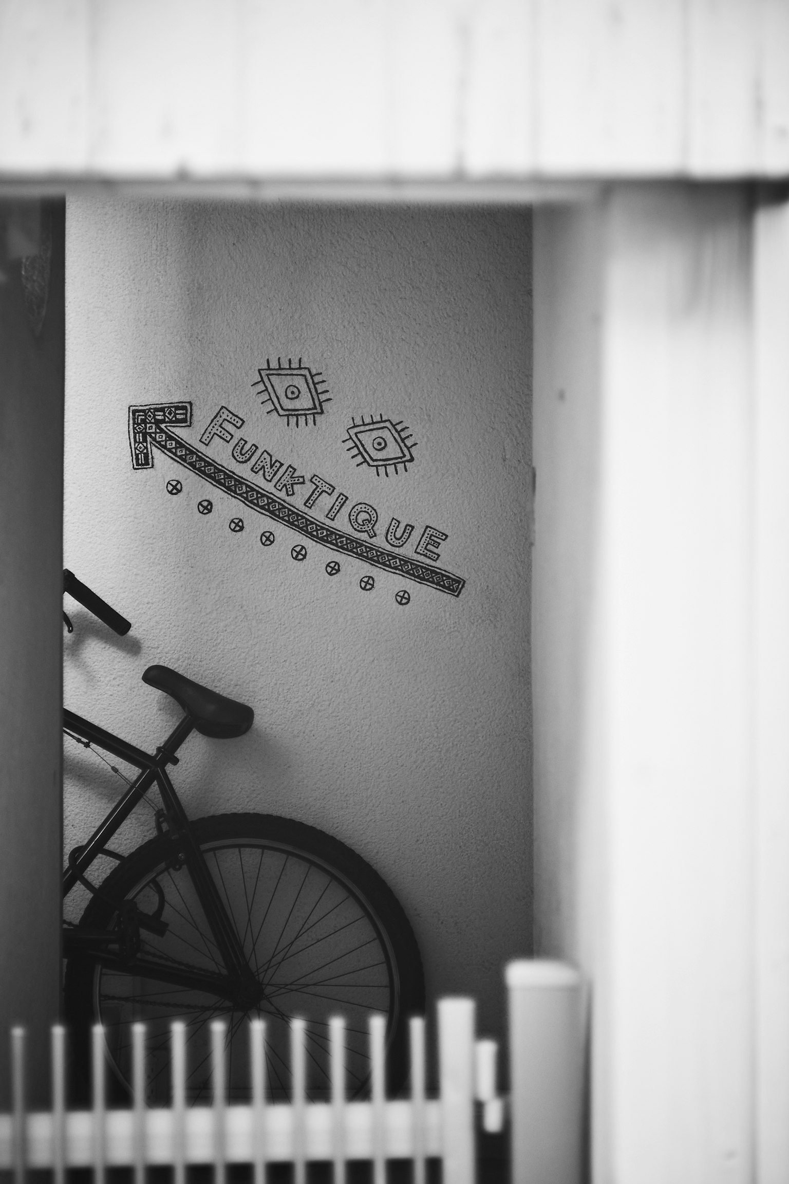 Arte murale unico in un passaggio stretto con una bicicletta