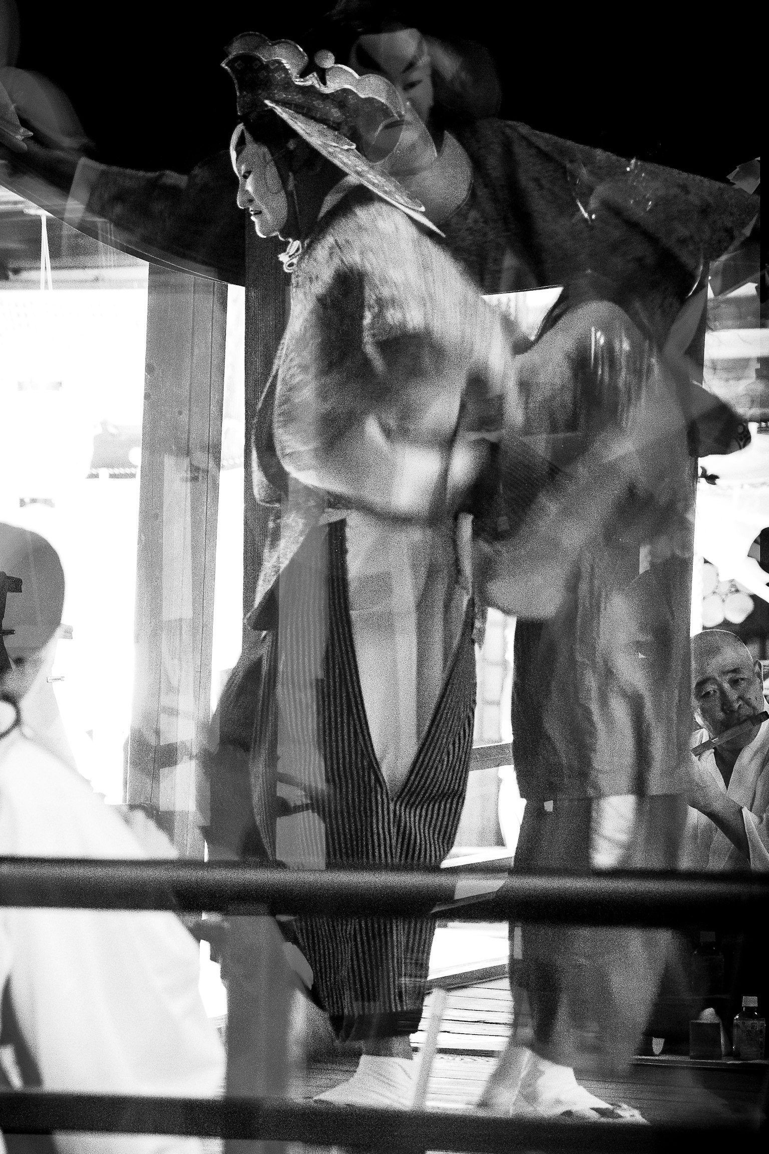 Performance dynamique d'individus sur une scène en noir et blanc