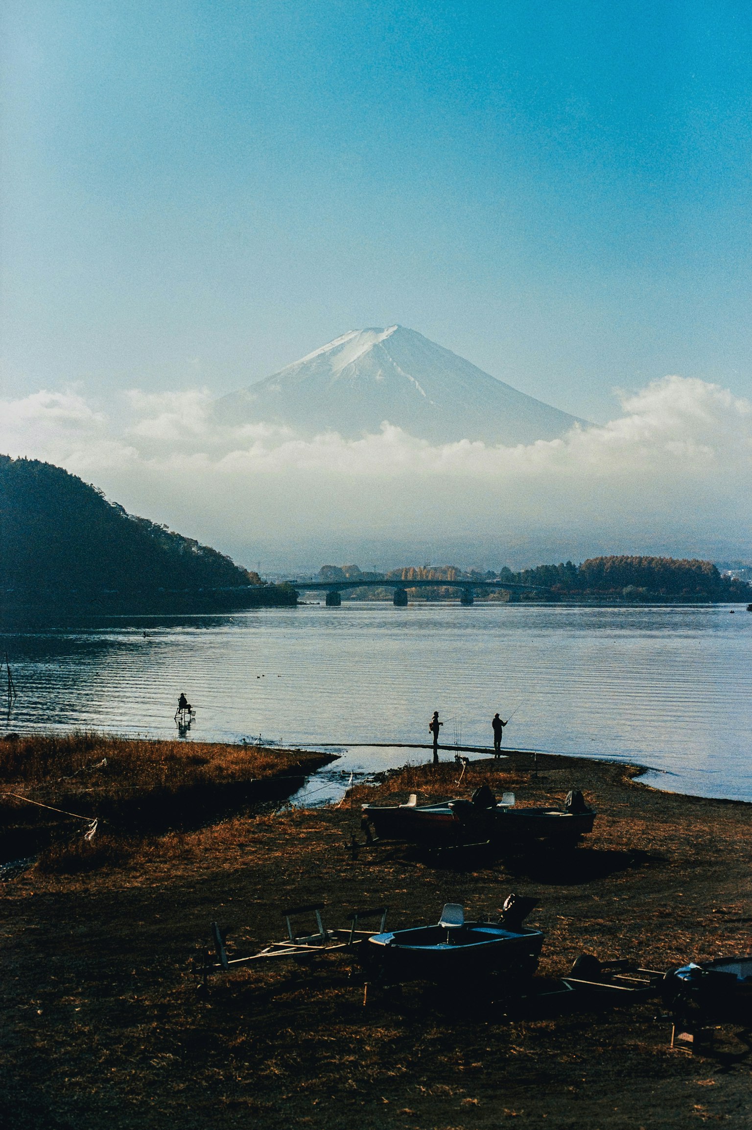 富士山が雲に覆われた美しい風景と静かな湖の景色