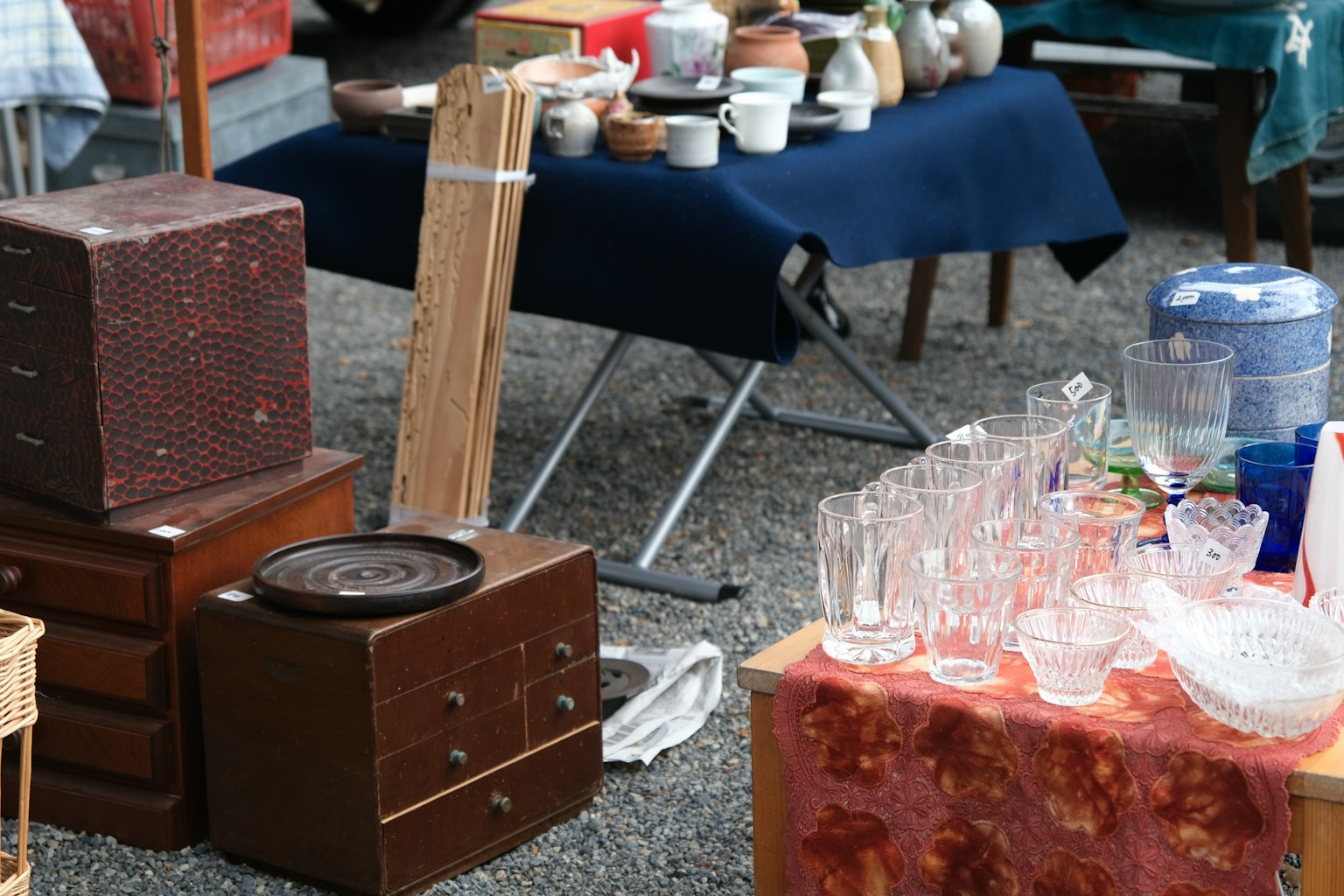 Pemandangan dari pasar loak dengan berbagai furnitur antik dan peralatan makan