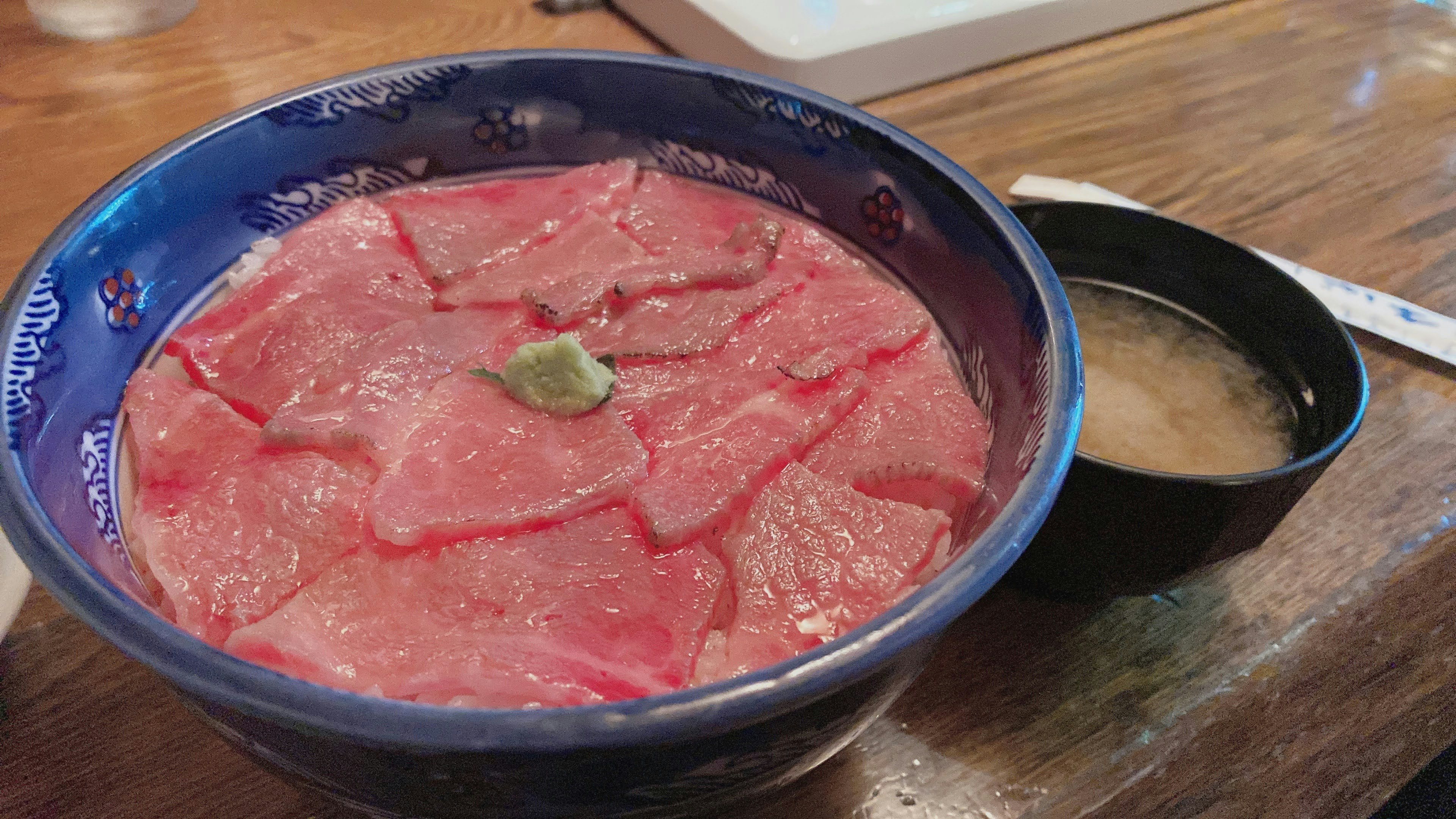 木板上的鮪魚生魚片蓋飯