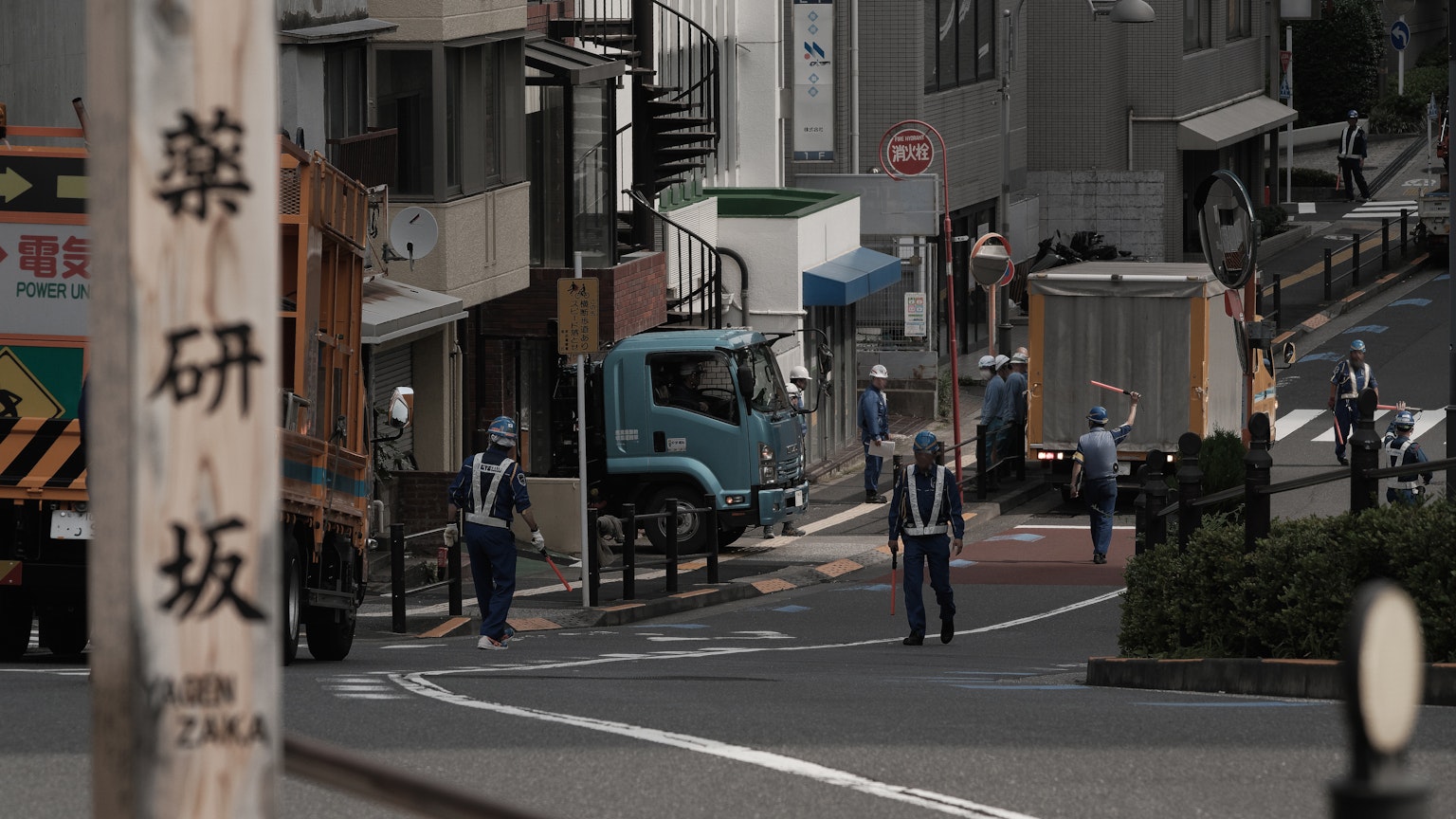 城市景观，坡道上有警察和卡车