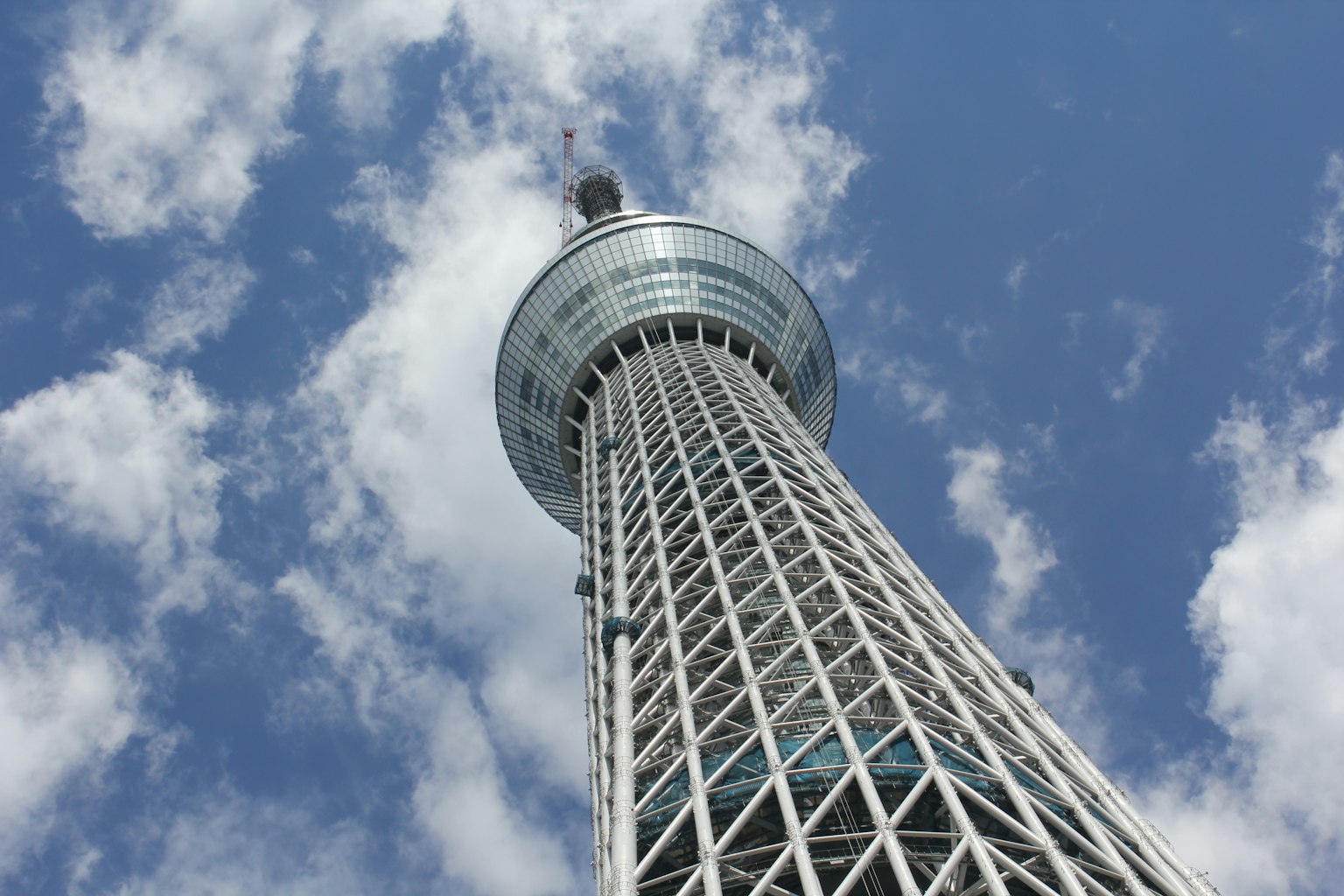 Tokyo Skytree visto dal basso contro un cielo blu