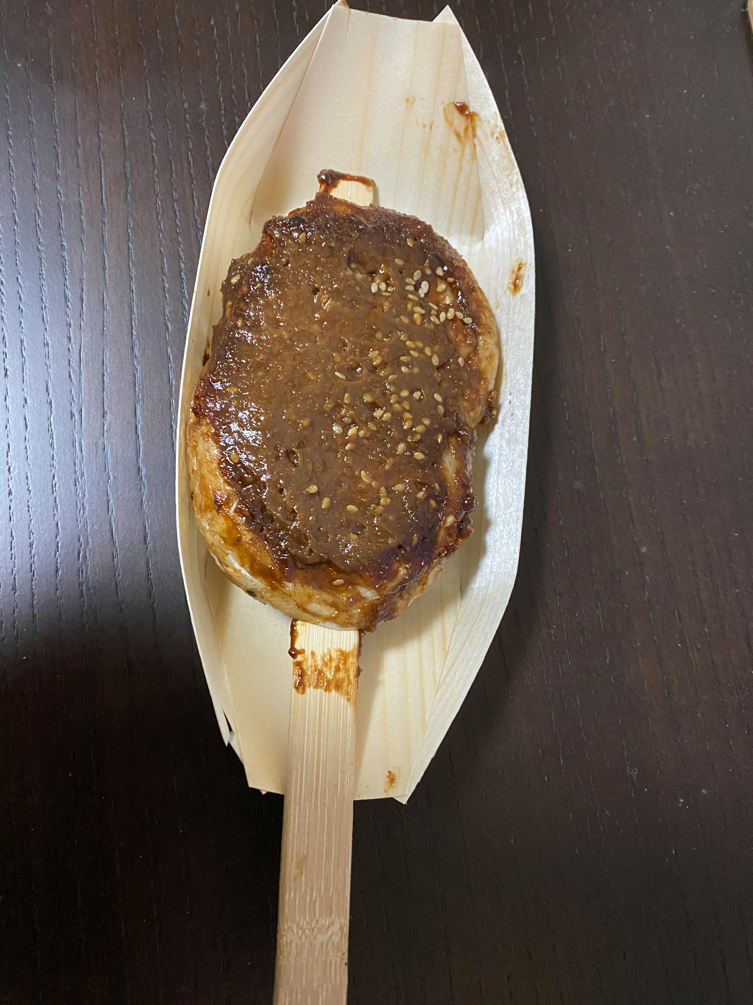 ขนมหวานที่มีซอสช็อกโกแลตบนไม้