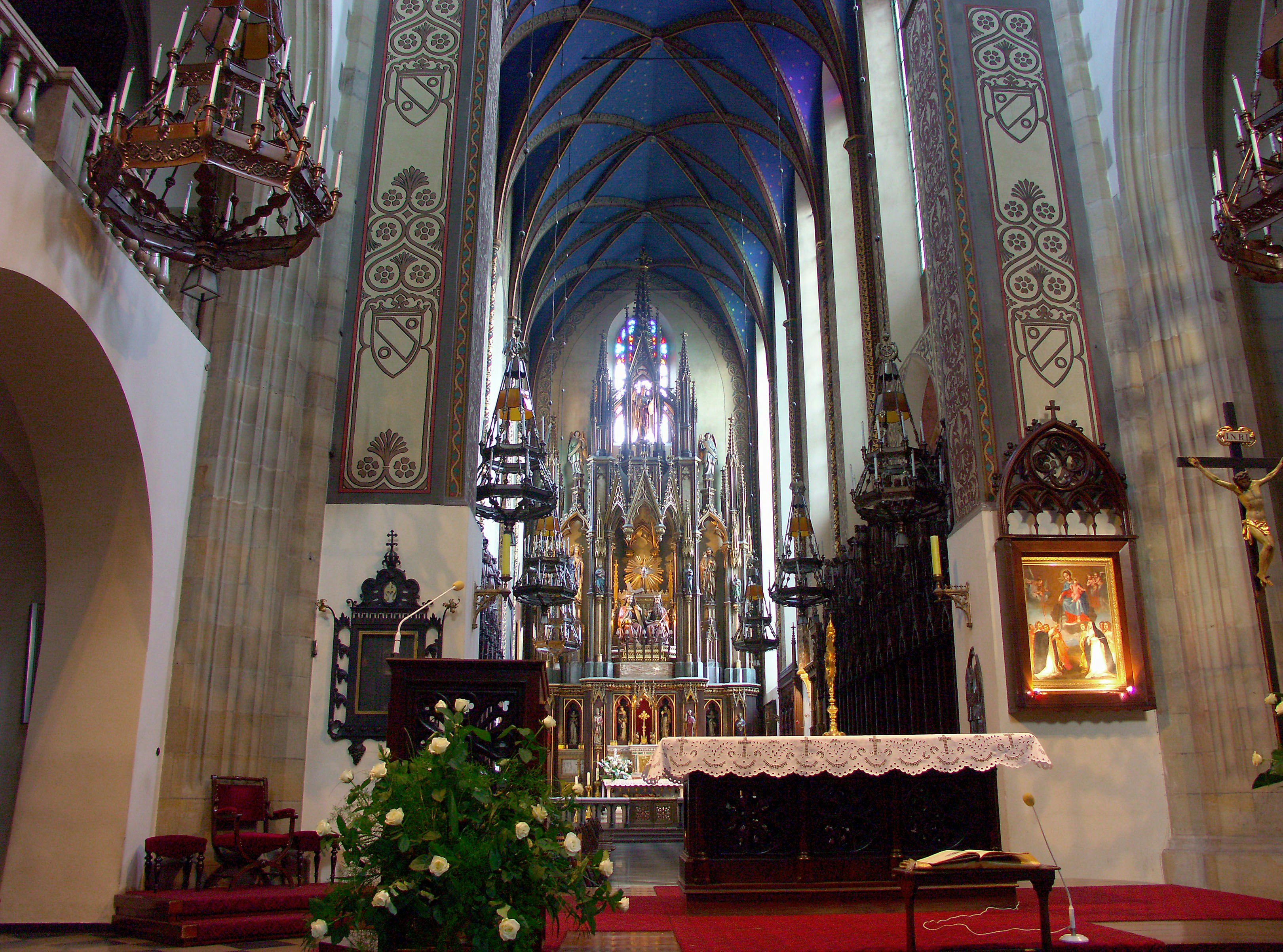 interior de una catedral con altar y vitrales