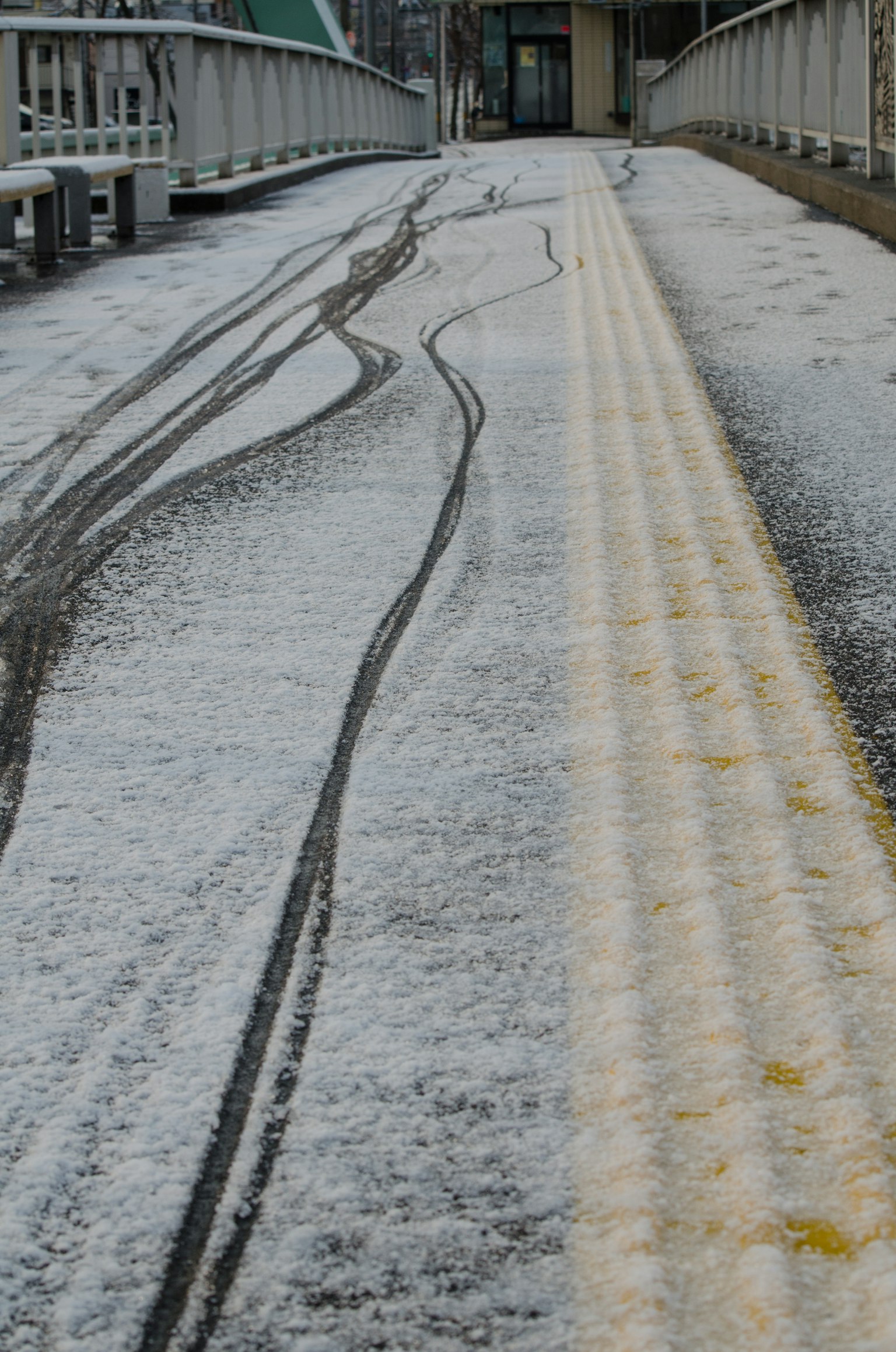 雪覆盖的道路上的轮胎痕迹