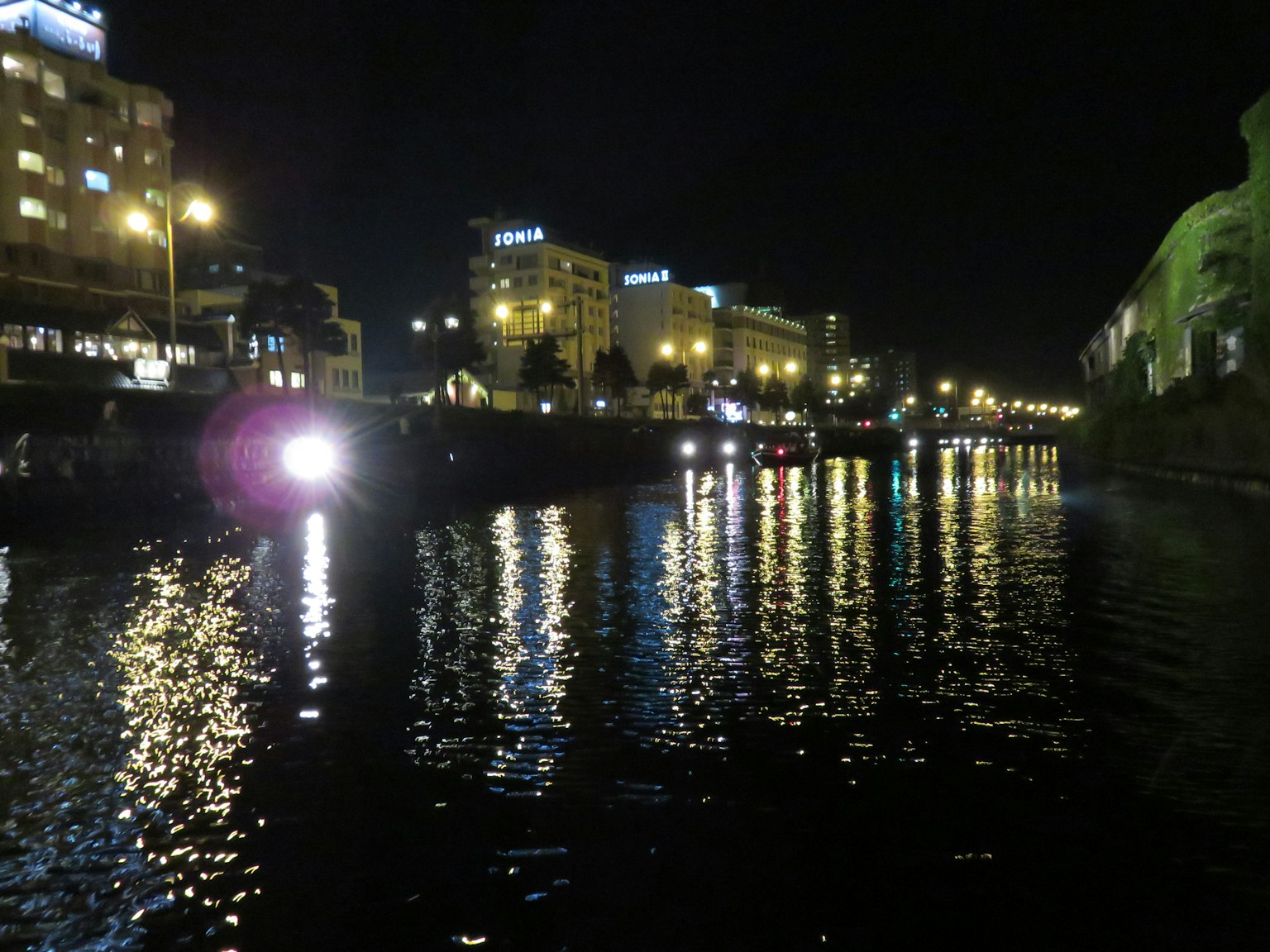 夜晚城市灯光在水面上的倒影