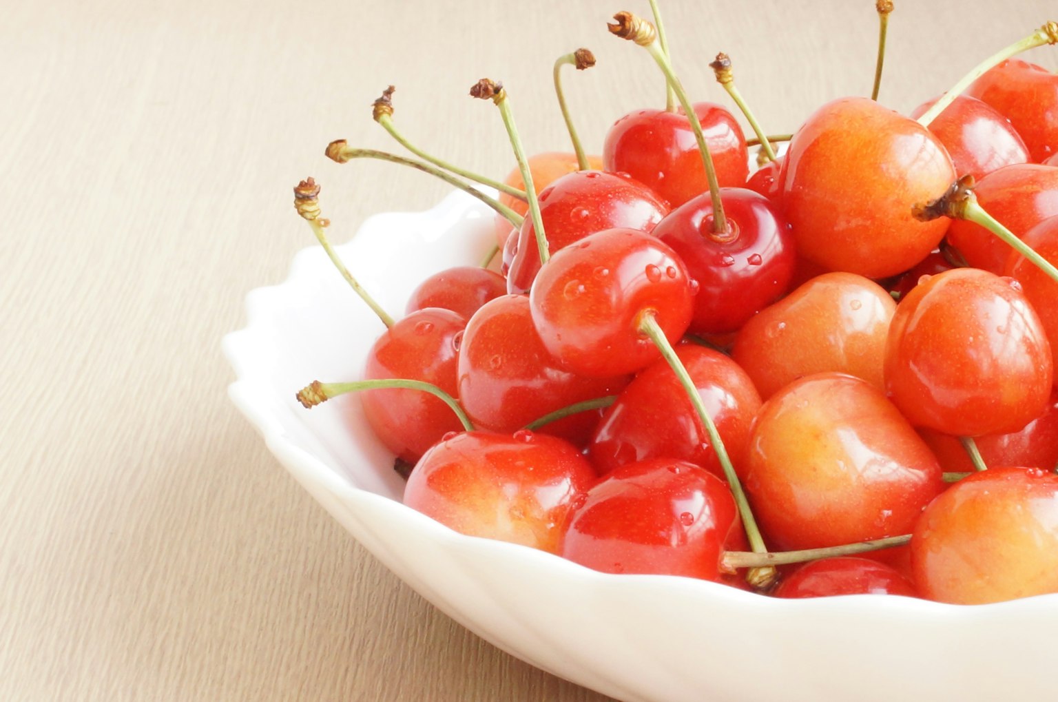 Ciliegie rosse in una ciotola bianca