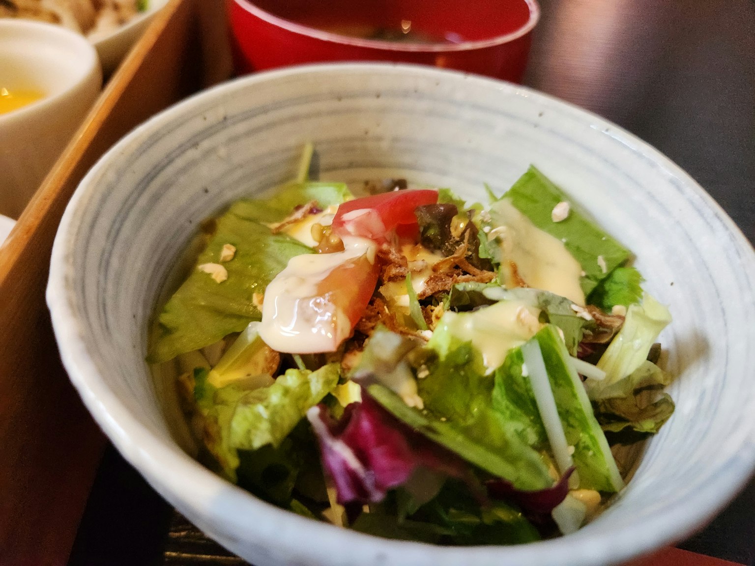 Un bol de salade fraîche avec de la laitue, des tomates et une vinaigrette