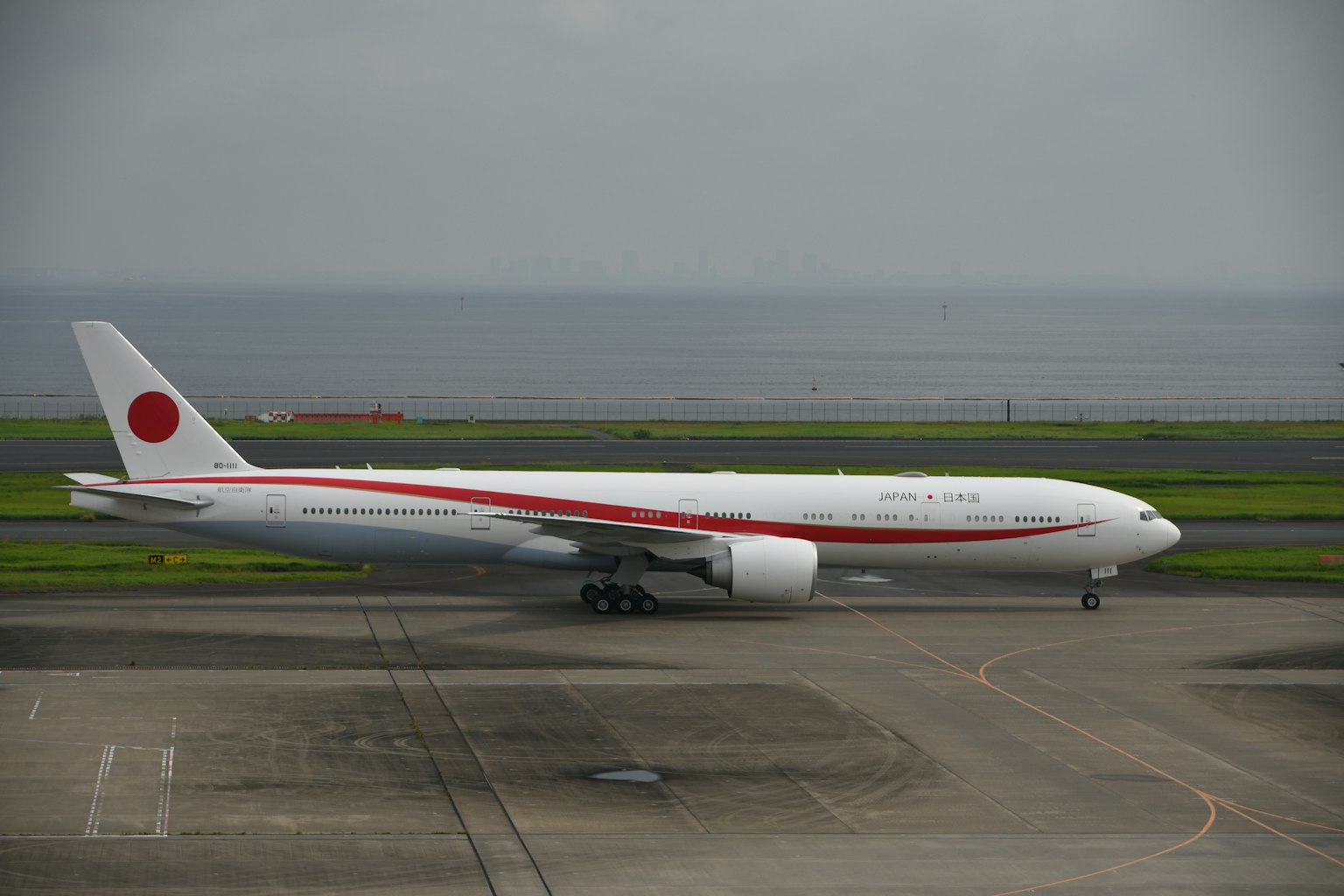 停靠在機場跑道上的日本飛機