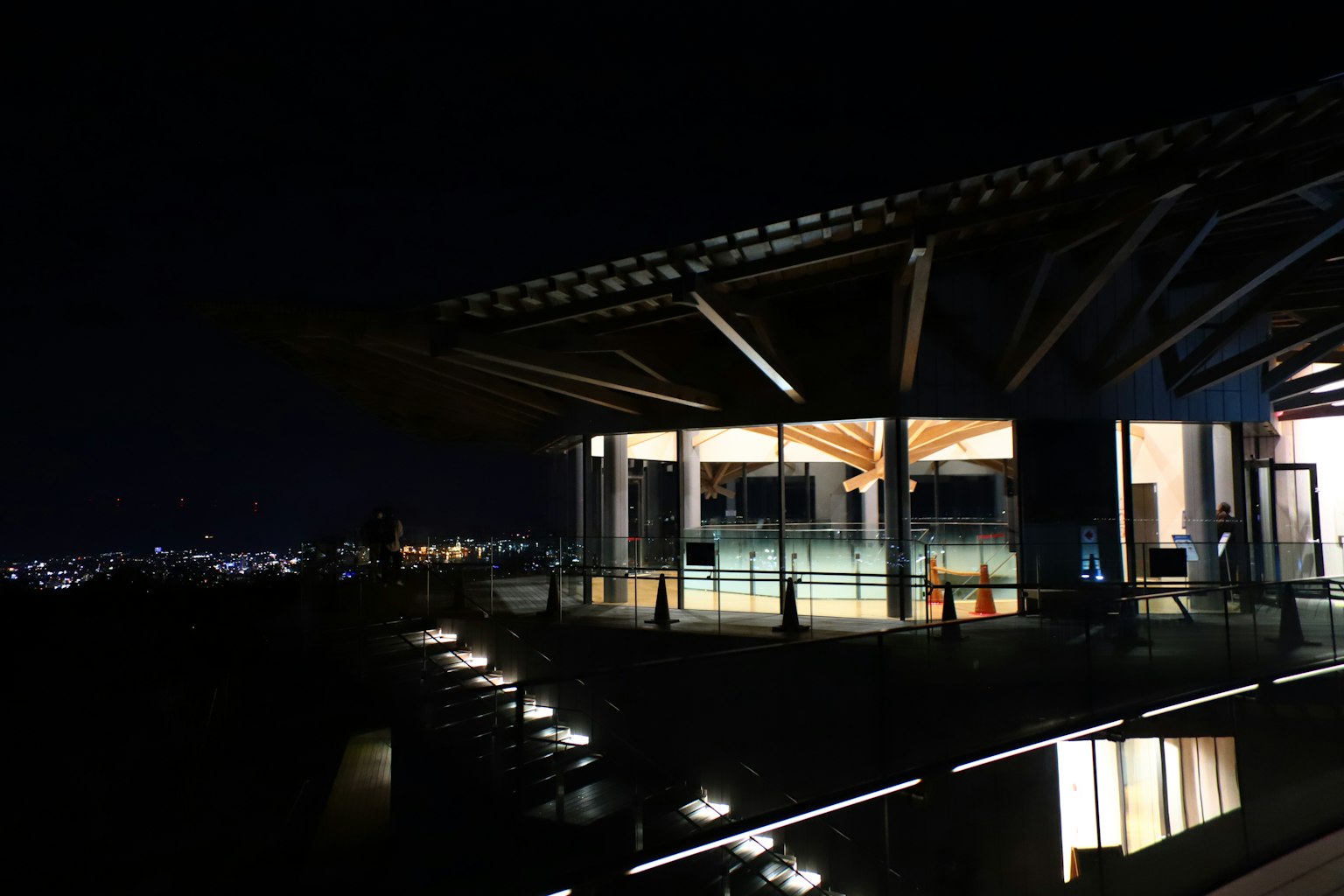 夜间照亮的现代建筑外观及明亮窗户